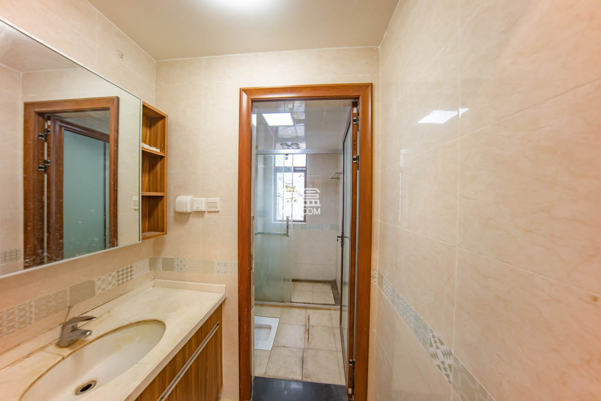 江山帝景哈佛 5室2厅2卫 139.0万 江山帝景哈佛 5室2厅2卫 139.0万卫生间