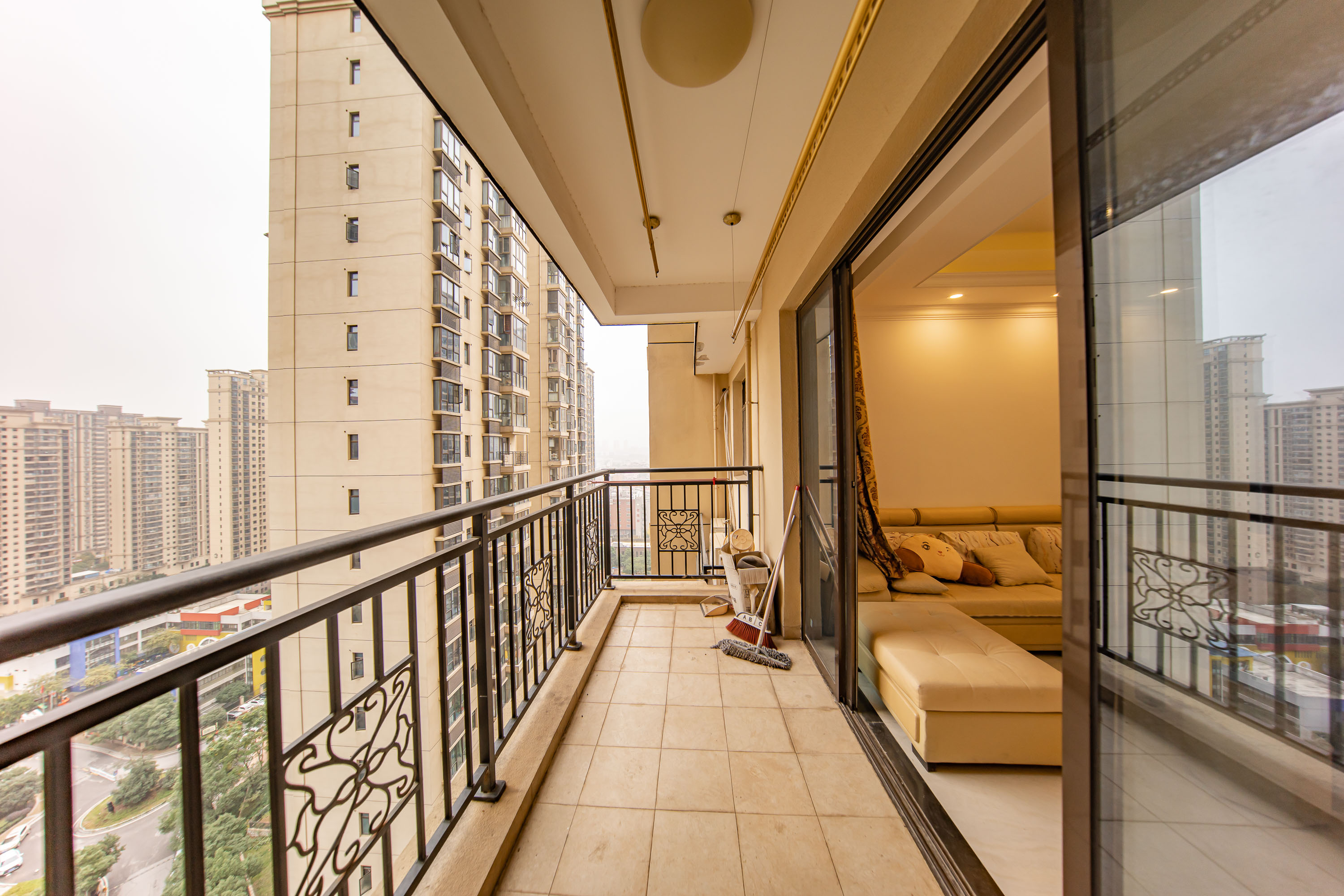 江山帝景哈佛 5室2厅2卫 139.0万 江山帝景哈佛 5室2厅2卫 139.0万阳台