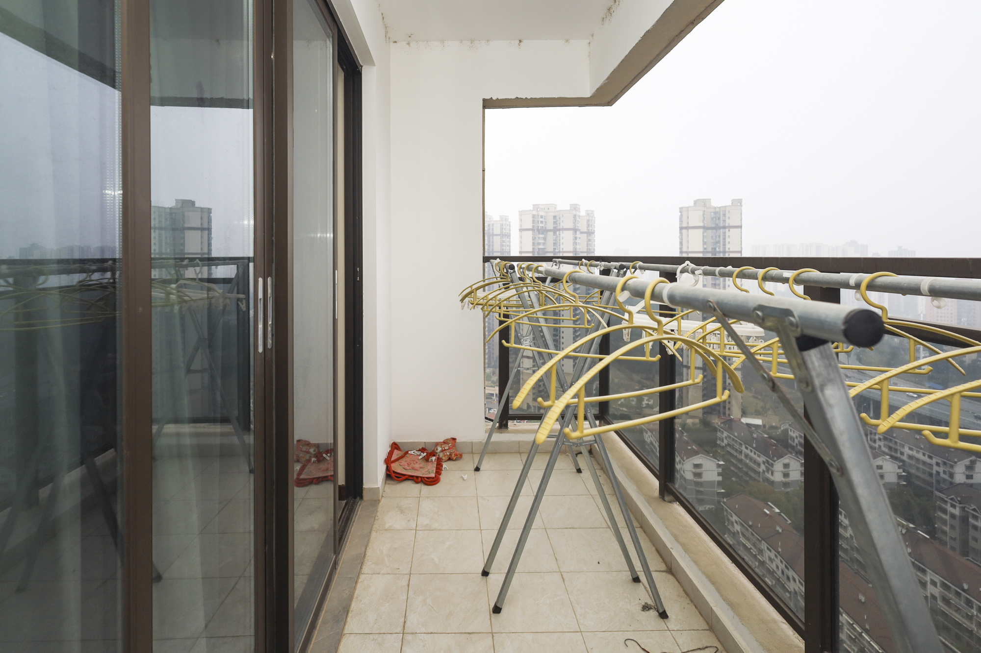 中欣楚天御府E区  4室2厅1卫    122.0万 中欣楚天御府E区  4室2厅1卫    122.0万阳台