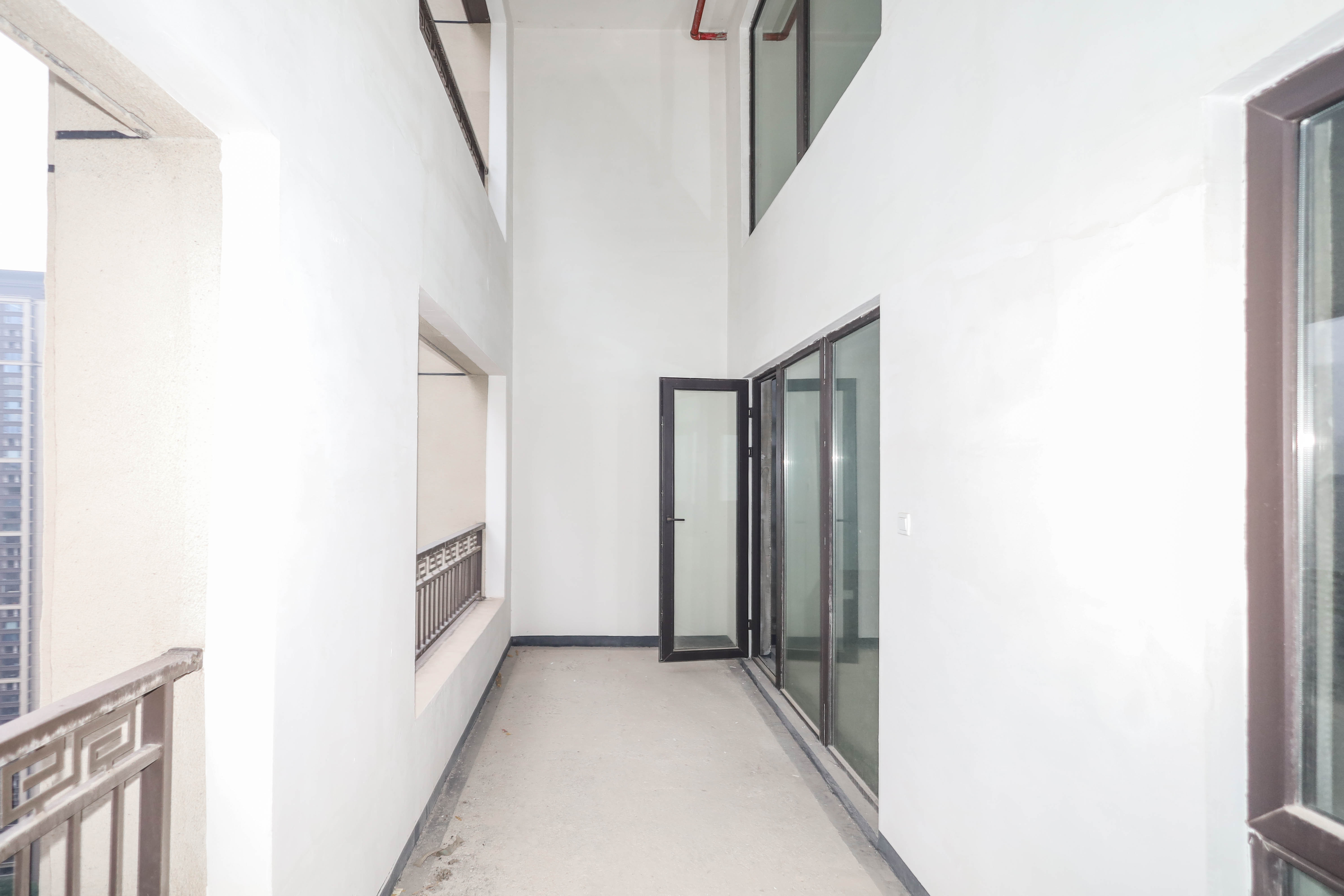 建发央著  4室2厅2卫   238.00万阳台