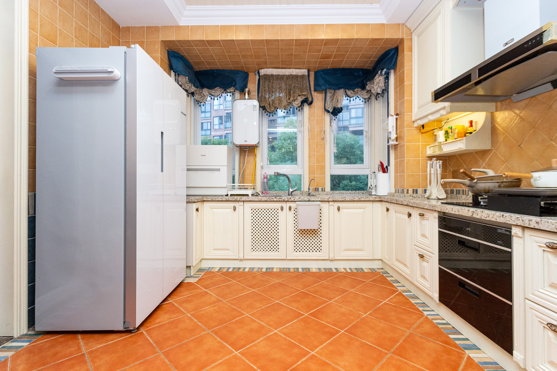 谷山逸墅  5室2厅4卫    383.0万 谷山逸墅  5室2厅4卫    383.0万厨房