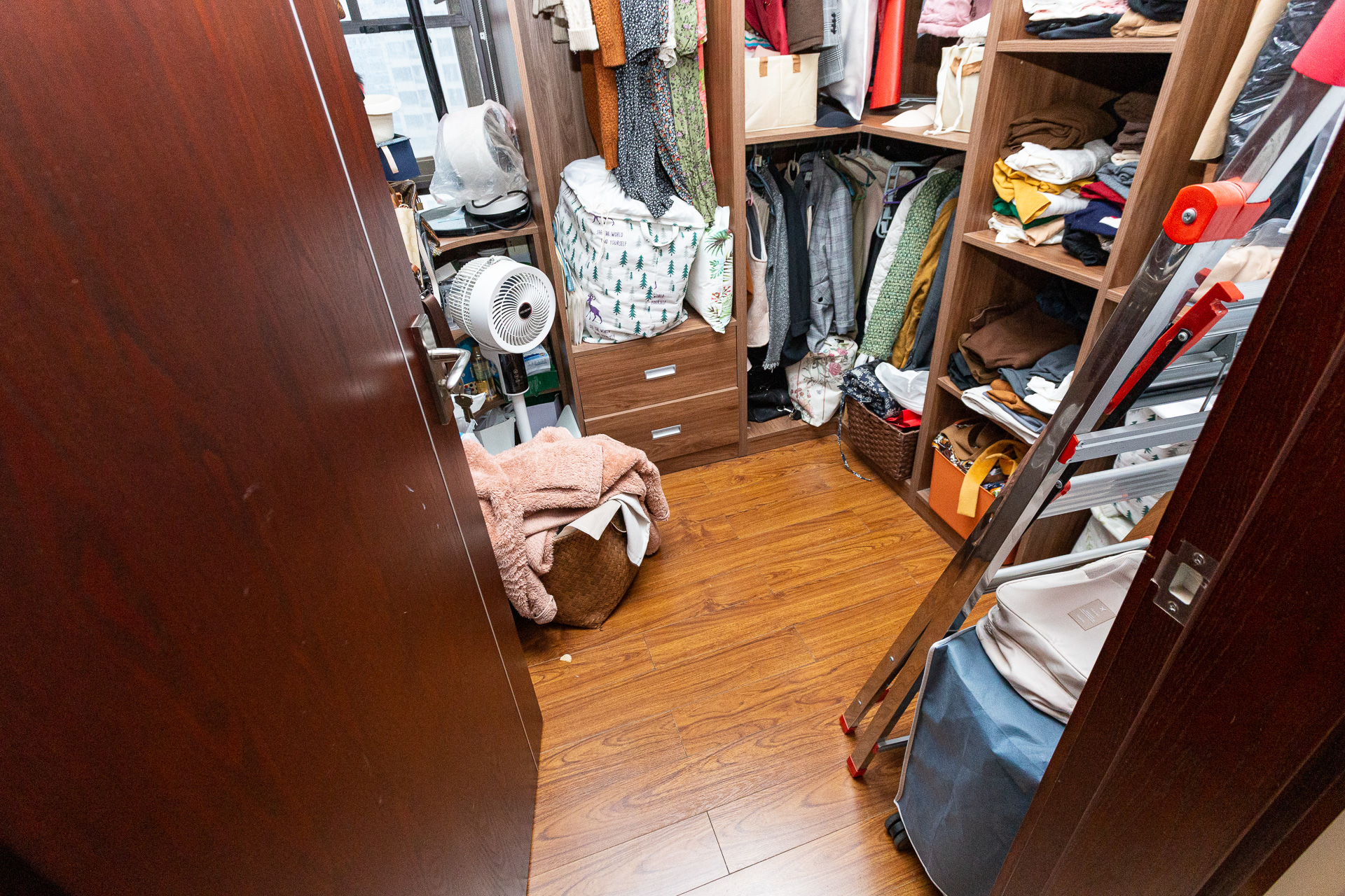 时代倾城二期  3室2厅2卫   100.00万卧室