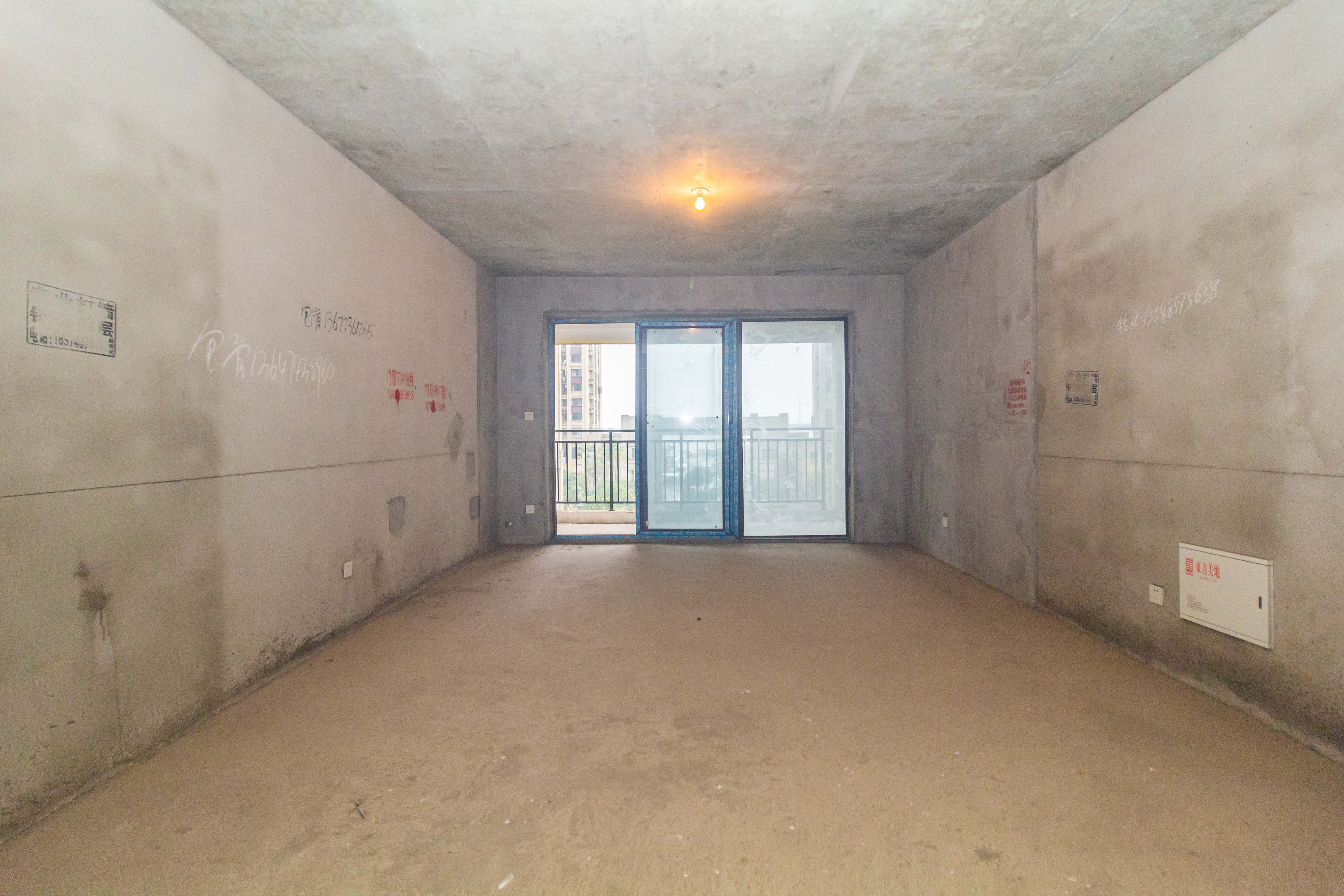 东方美地 5室2厅2卫 95.0万 东方美地 5室2厅2卫 95.0万客厅