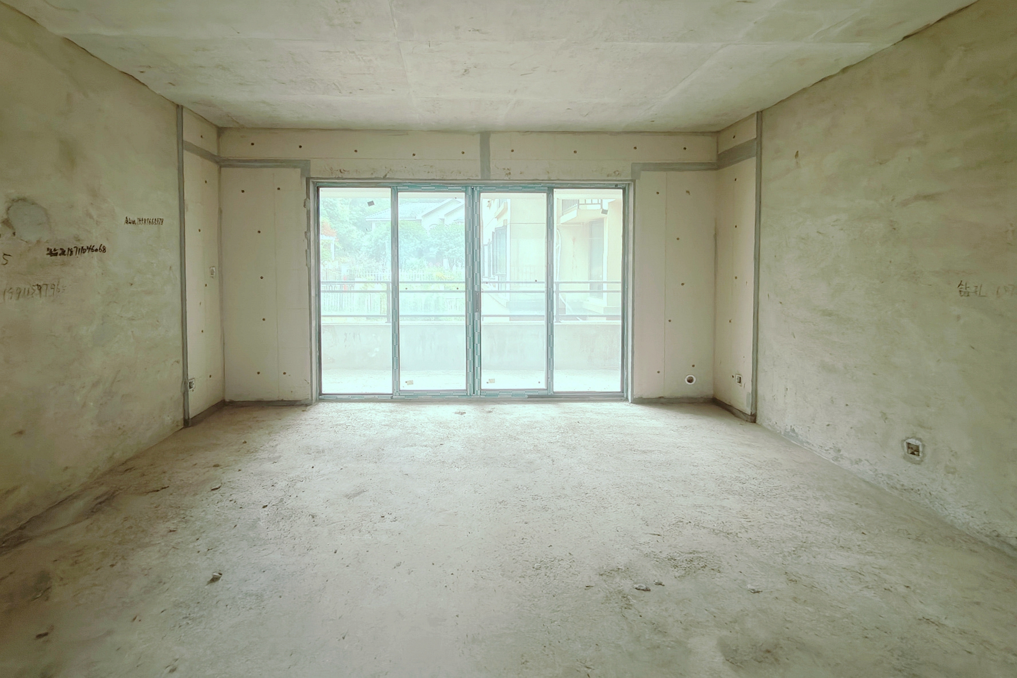 润和谷山郡(悦禧山庄水榭花都) 5室2厅3卫 162.0万 润和谷山郡(悦禧山庄水榭花都) 5室2厅3卫 162.0万客厅