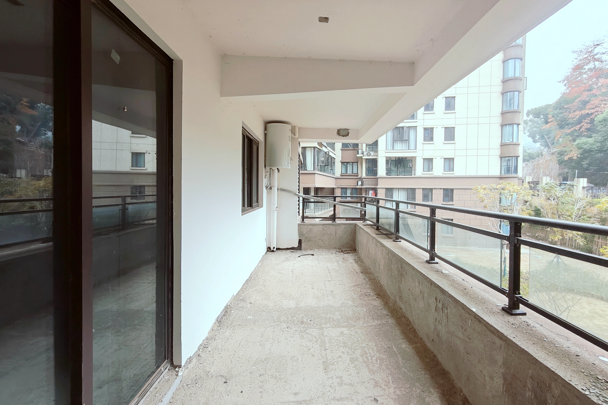 润和谷山郡(悦禧山庄水榭花都) 5室2厅3卫 162.0万 润和谷山郡(悦禧山庄水榭花都) 5室2厅3卫 162.0万阳台