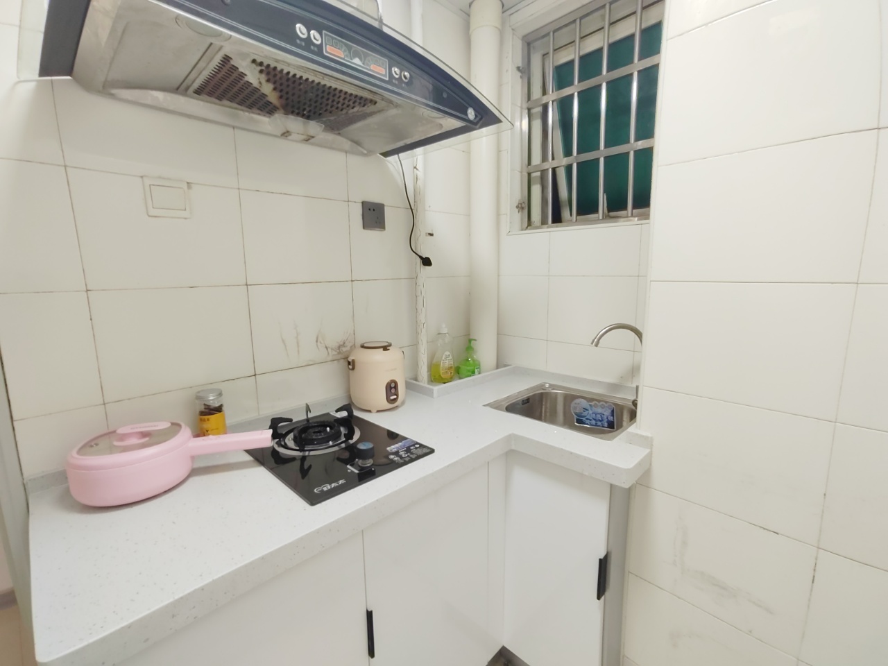 汇富中心  1室1厅1卫   2400.00元/月室内图