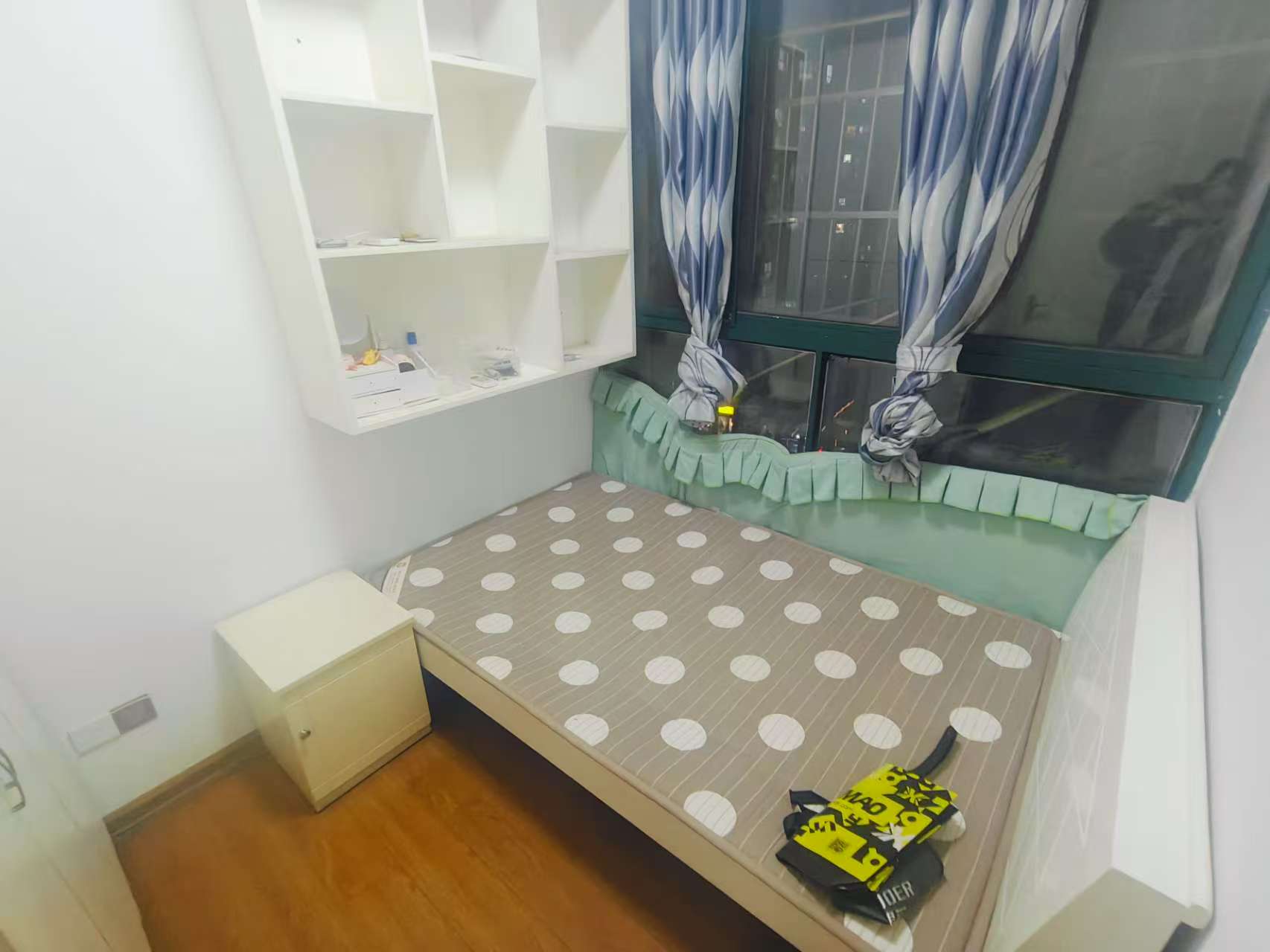 洋湖时代  1室2厅1卫    1900.0元/月 洋湖时代  1室2厅1卫    1900.0元/月