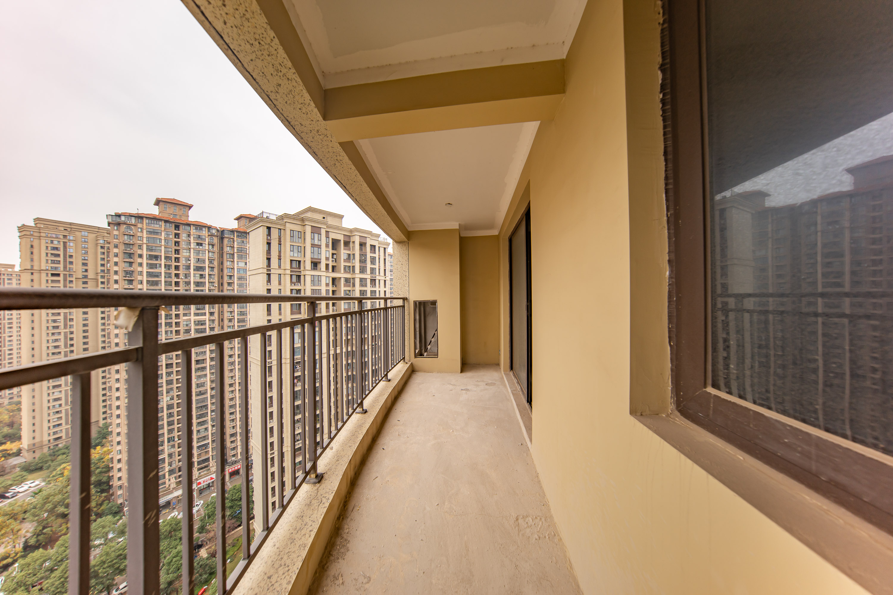 融创融公馆（融创臻苑）  3室2厅2卫    83.8万阳台