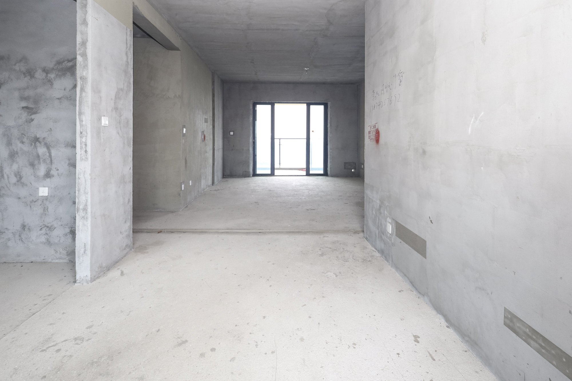 地铁中建江山玖樾  4室2厅2卫   160.00万客厅
