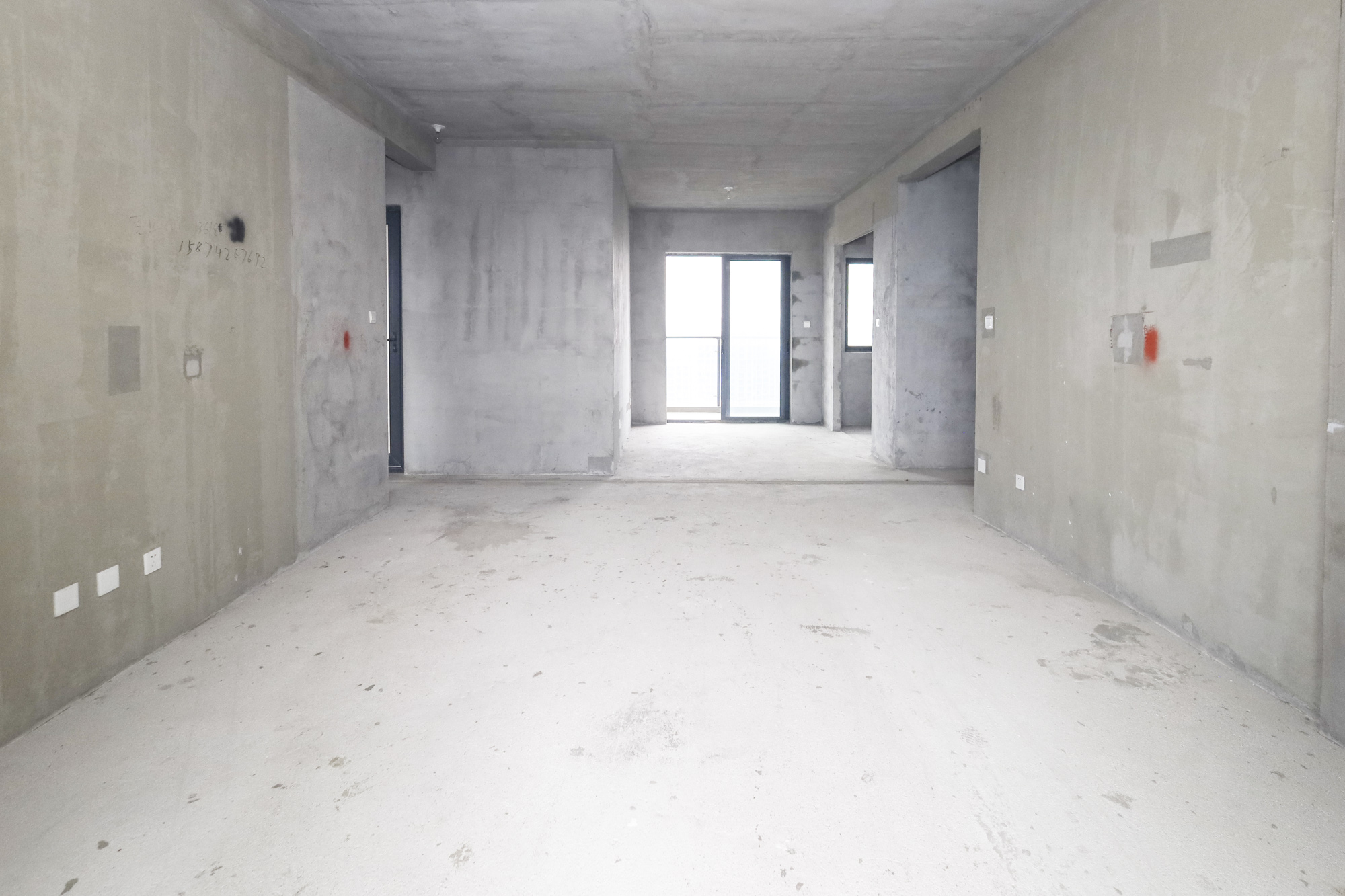 地铁中建江山玖樾  4室2厅2卫   160.00万客厅