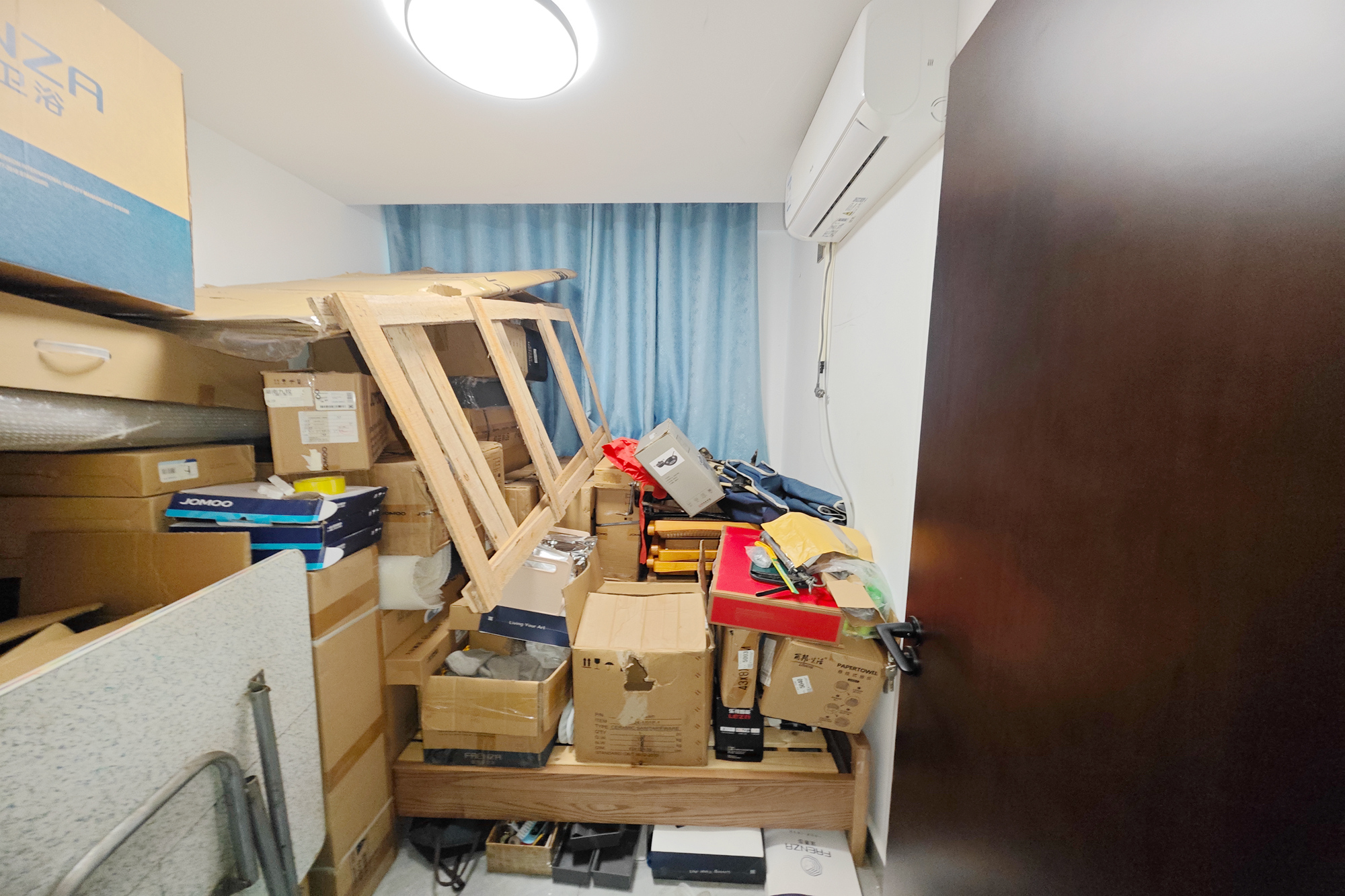 尊邸华庭  3室2厅1卫   90.00万卧室