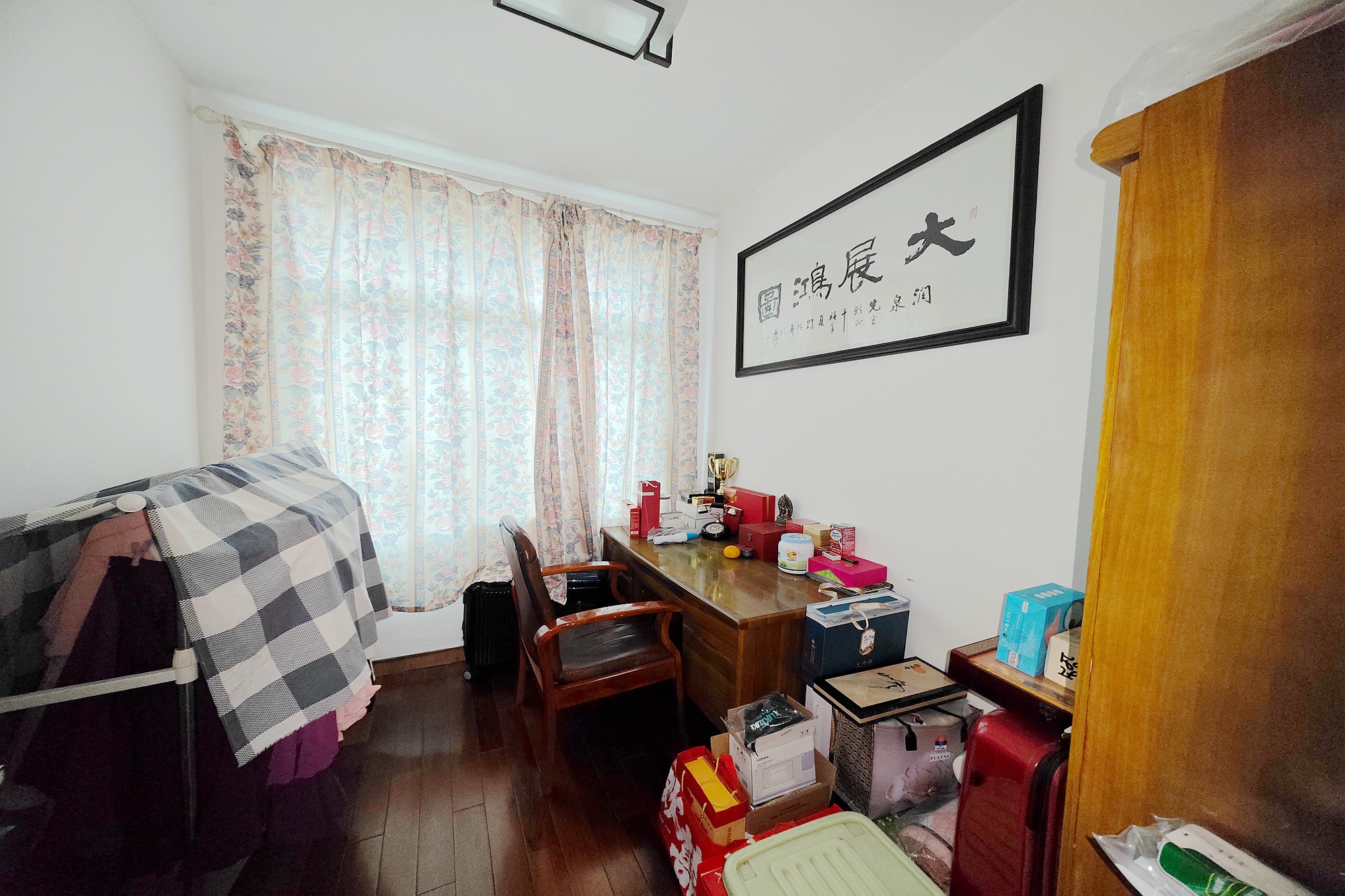 名都花园  6室2厅3卫   227.80万卧室