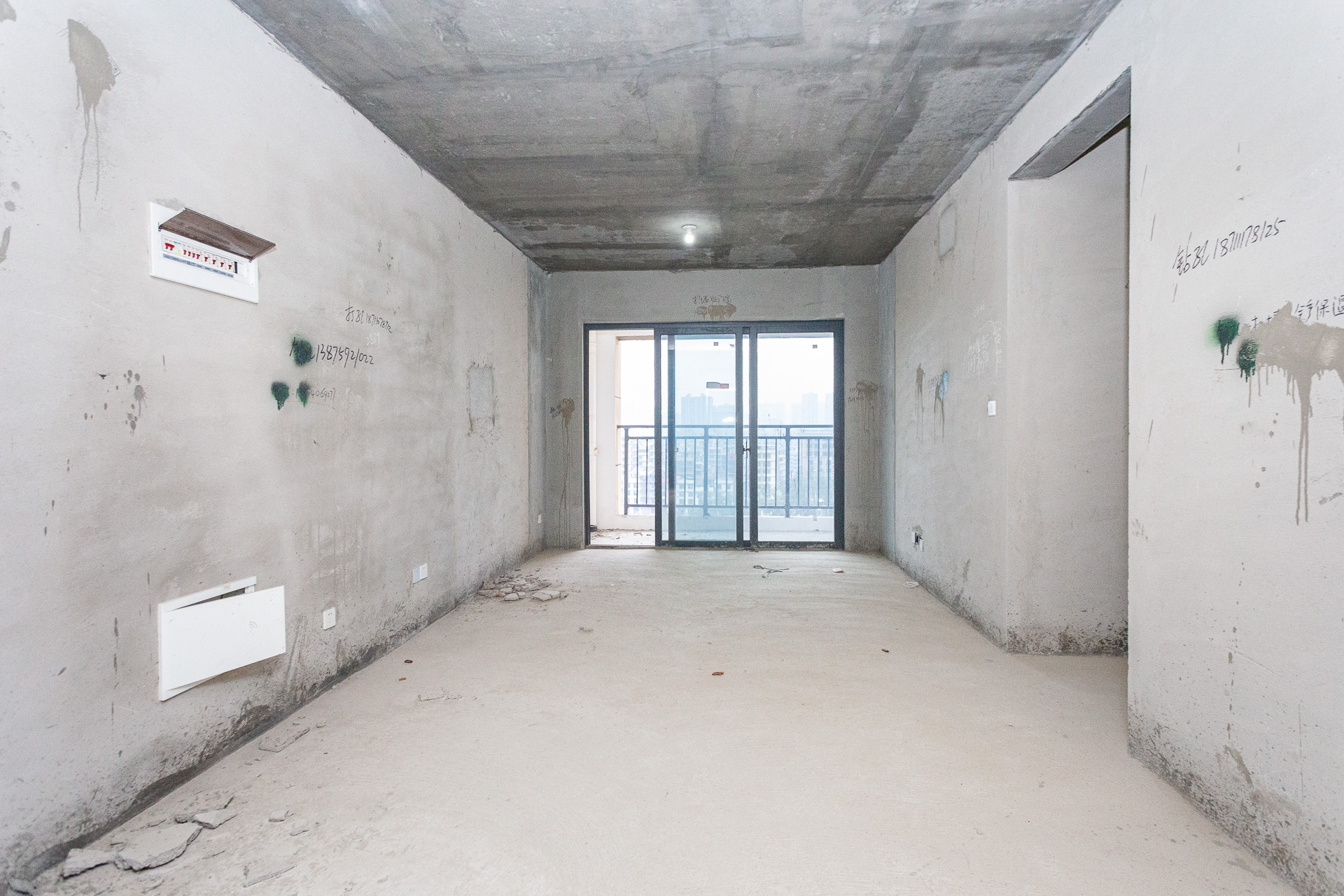 港湘铂玥(天园地芳国际珠宝城)  3室2厅1卫    53.8万 港湘铂玥(天园地芳国际珠宝城)  3室2厅1卫    53.8万客厅