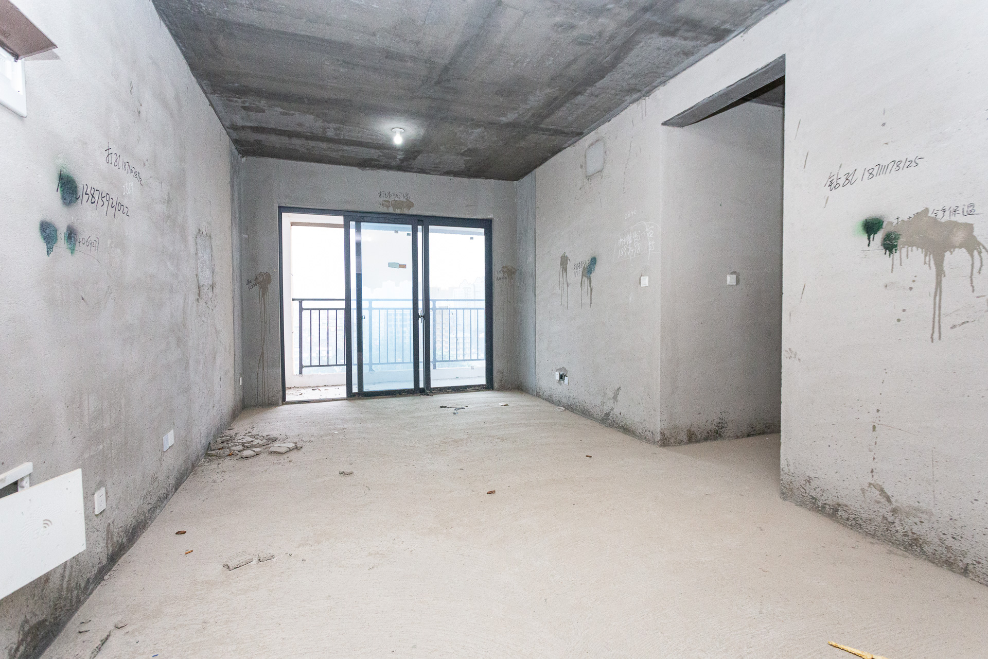 港湘铂玥(天园地芳国际珠宝城)  3室2厅1卫    53.8万 港湘铂玥(天园地芳国际珠宝城)  3室2厅1卫    53.8万客厅