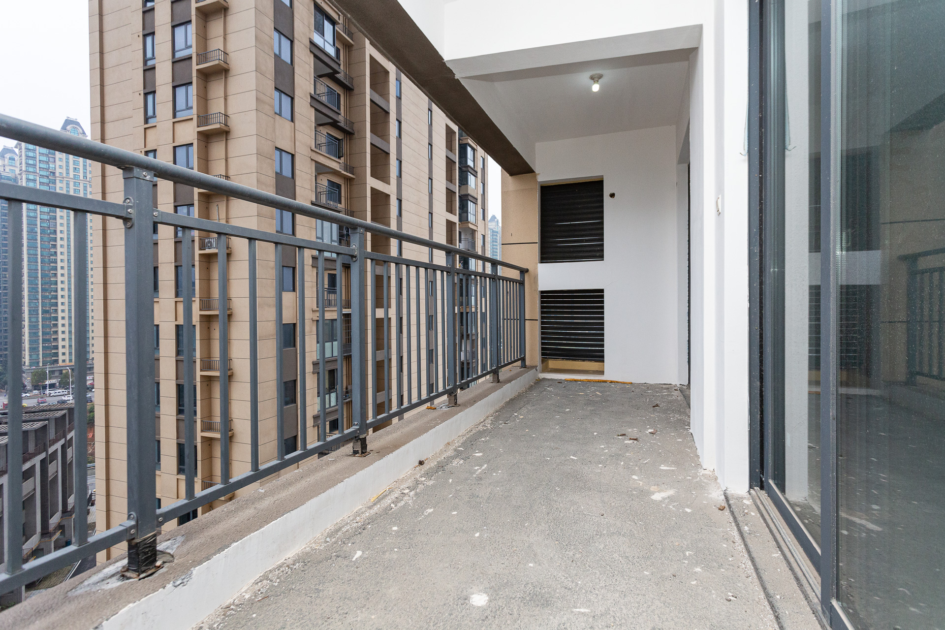 港湘铂玥(天园地芳国际珠宝城)  3室2厅1卫    53.8万 港湘铂玥(天园地芳国际珠宝城)  3室2厅1卫    53.8万阳台