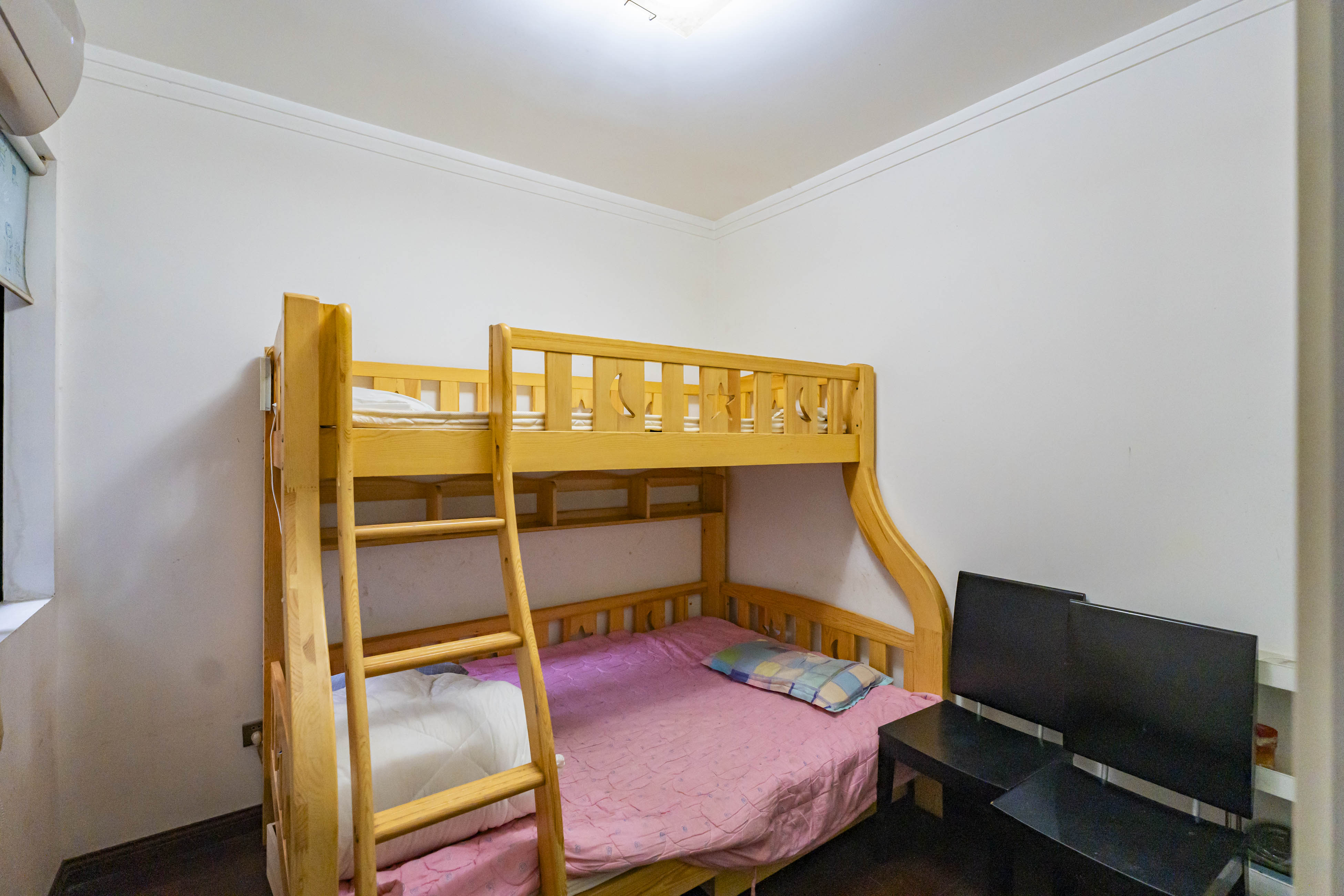 四季阳光花城 3室2厅2卫 140.0万 四季阳光花城 3室2厅2卫 140.0万卧室