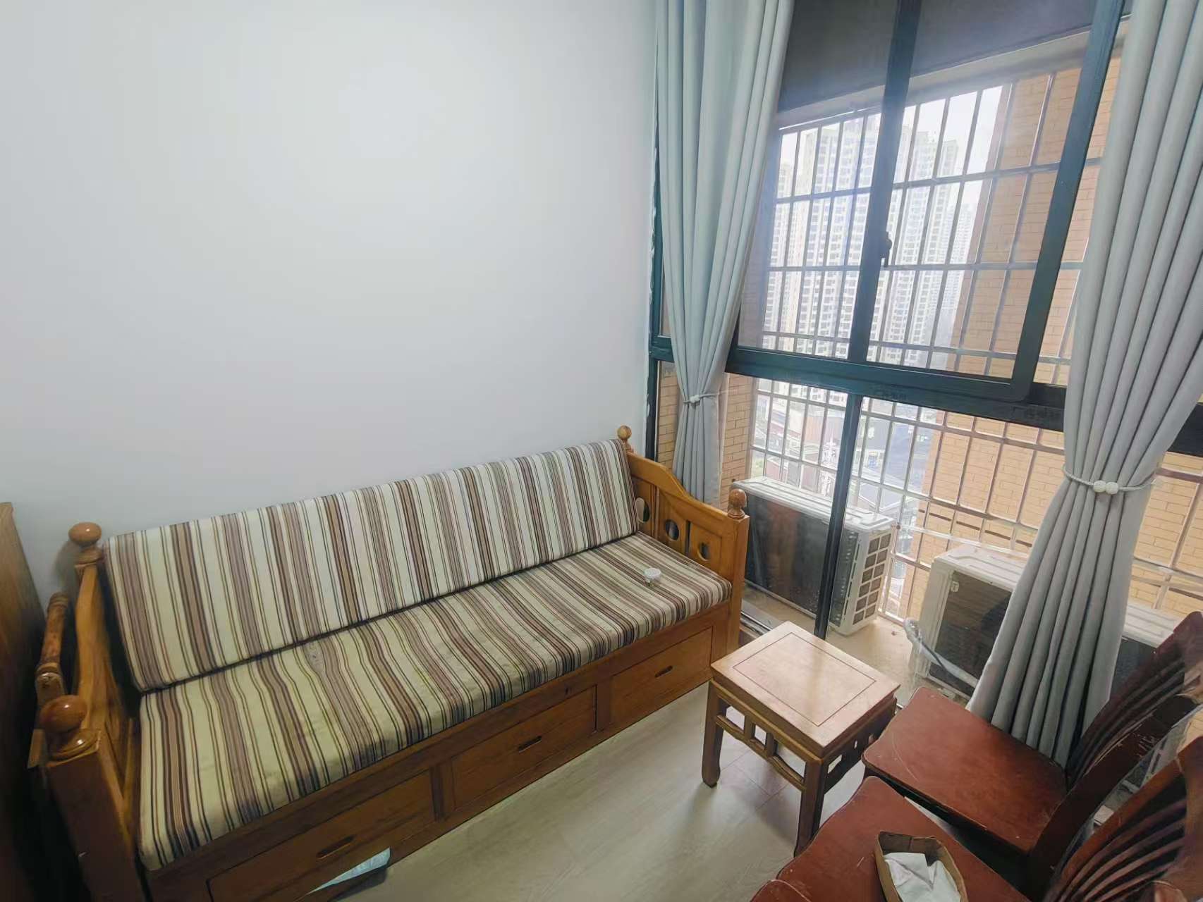 洋湖时代  3室2厅1卫   2300.00元/月室内图