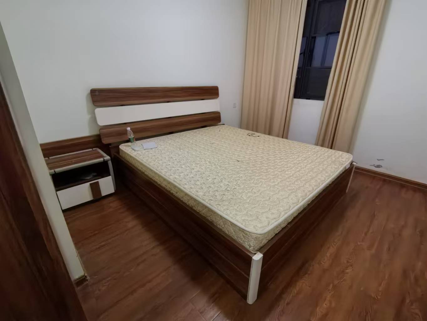 荣泰广场 2室1厅1卫 2200.0元/月 荣泰广场 2室1厅1卫 2200.0元/月室内图