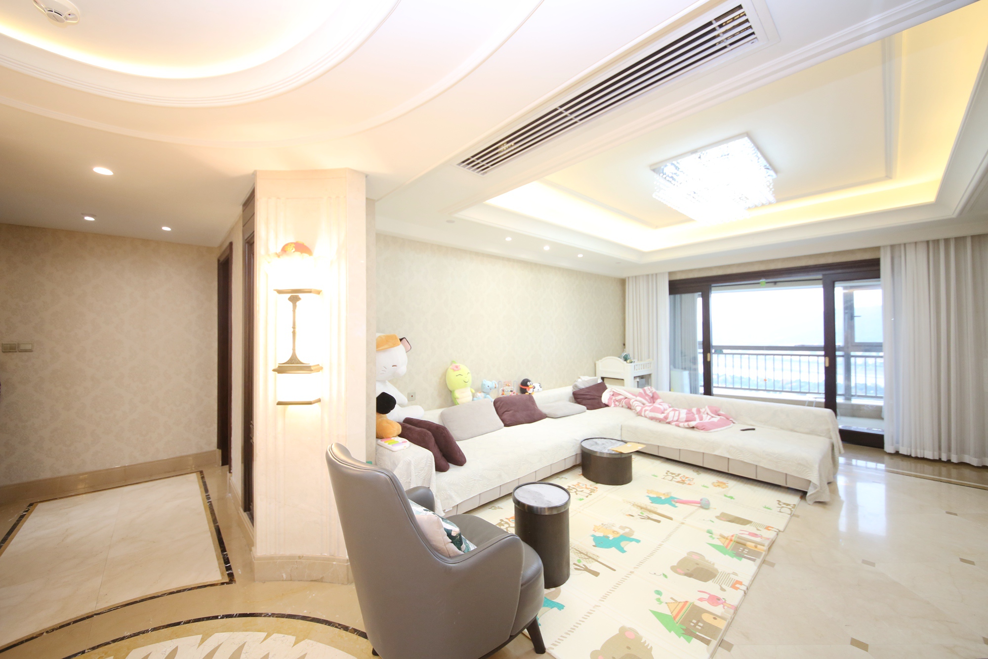 华远隆玺  3室2厅3卫   650.00万客厅