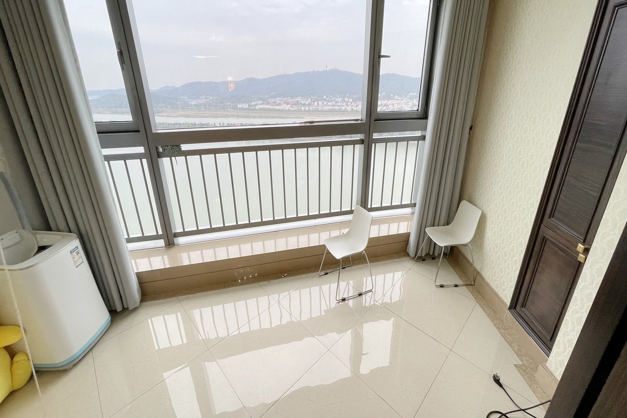 华远隆玺  3室2厅3卫   650.00万阳台