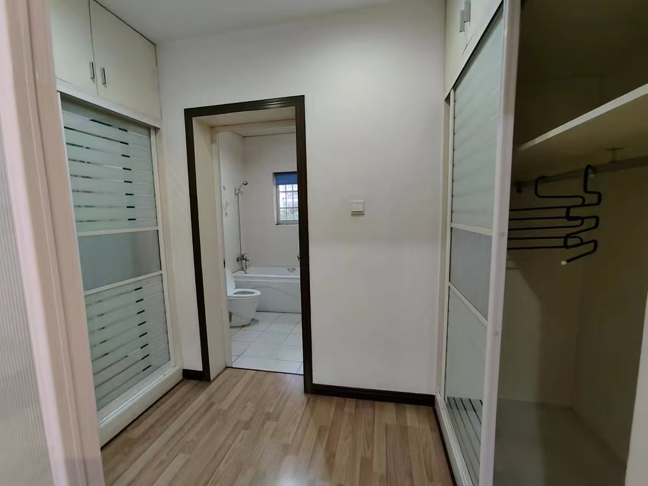 嵩源小区 3室2厅2卫 1500.0元/月 嵩源小区 3室2厅2卫 1500.0元/月室内图