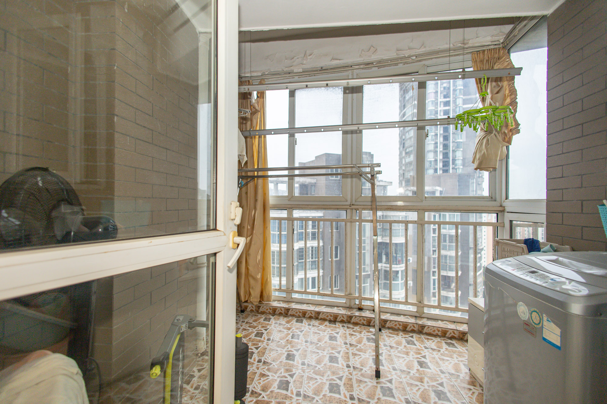 未来现代城  3室2厅2卫    88.0万阳台