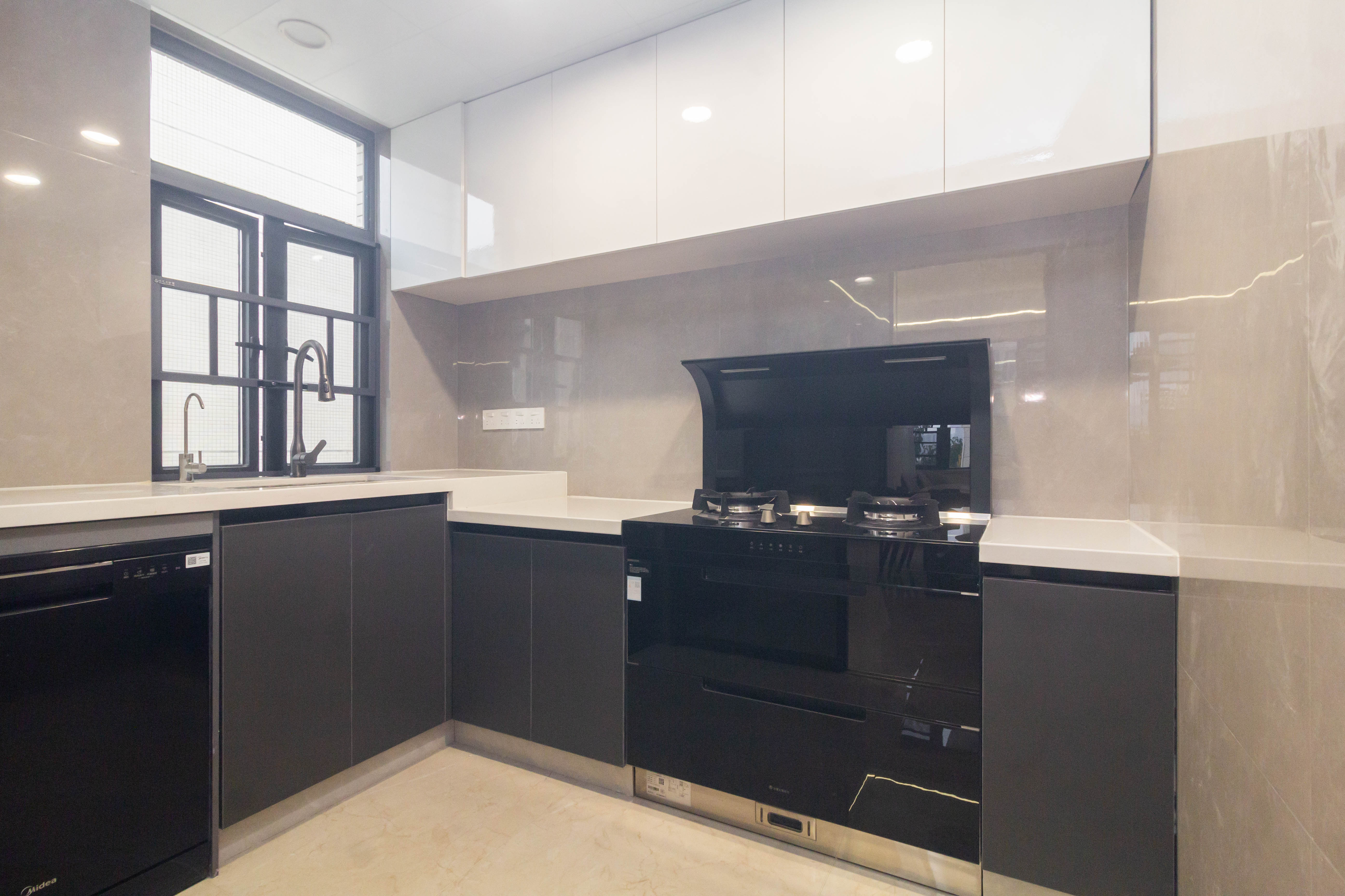 敏捷珑玥府  5室2厅3卫    230.0万 敏捷珑玥府  5室2厅3卫    230.0万厨房