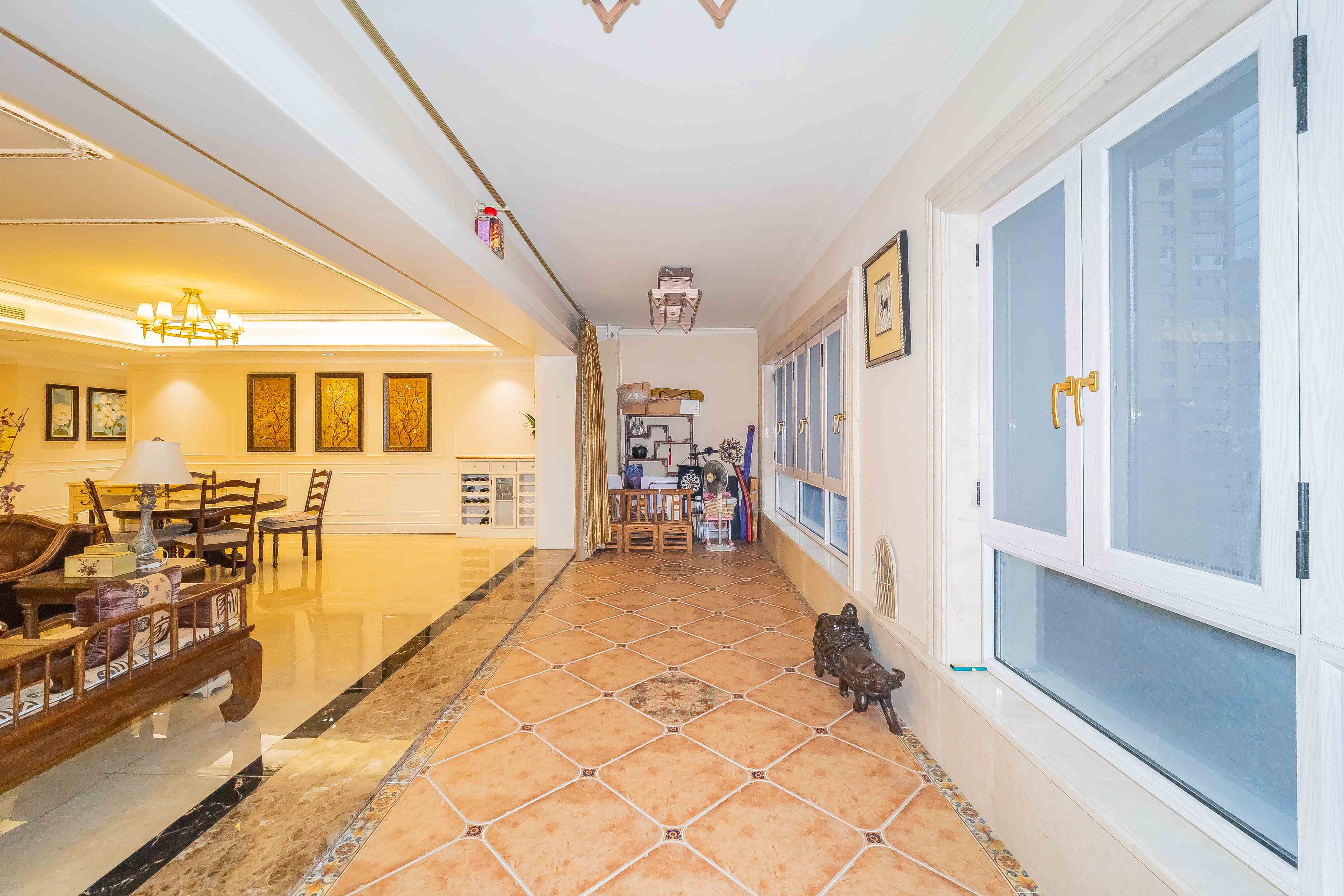 保利国际广场  4室2厅3卫    736.0万 保利国际广场  4室2厅3卫    736.0万阳台