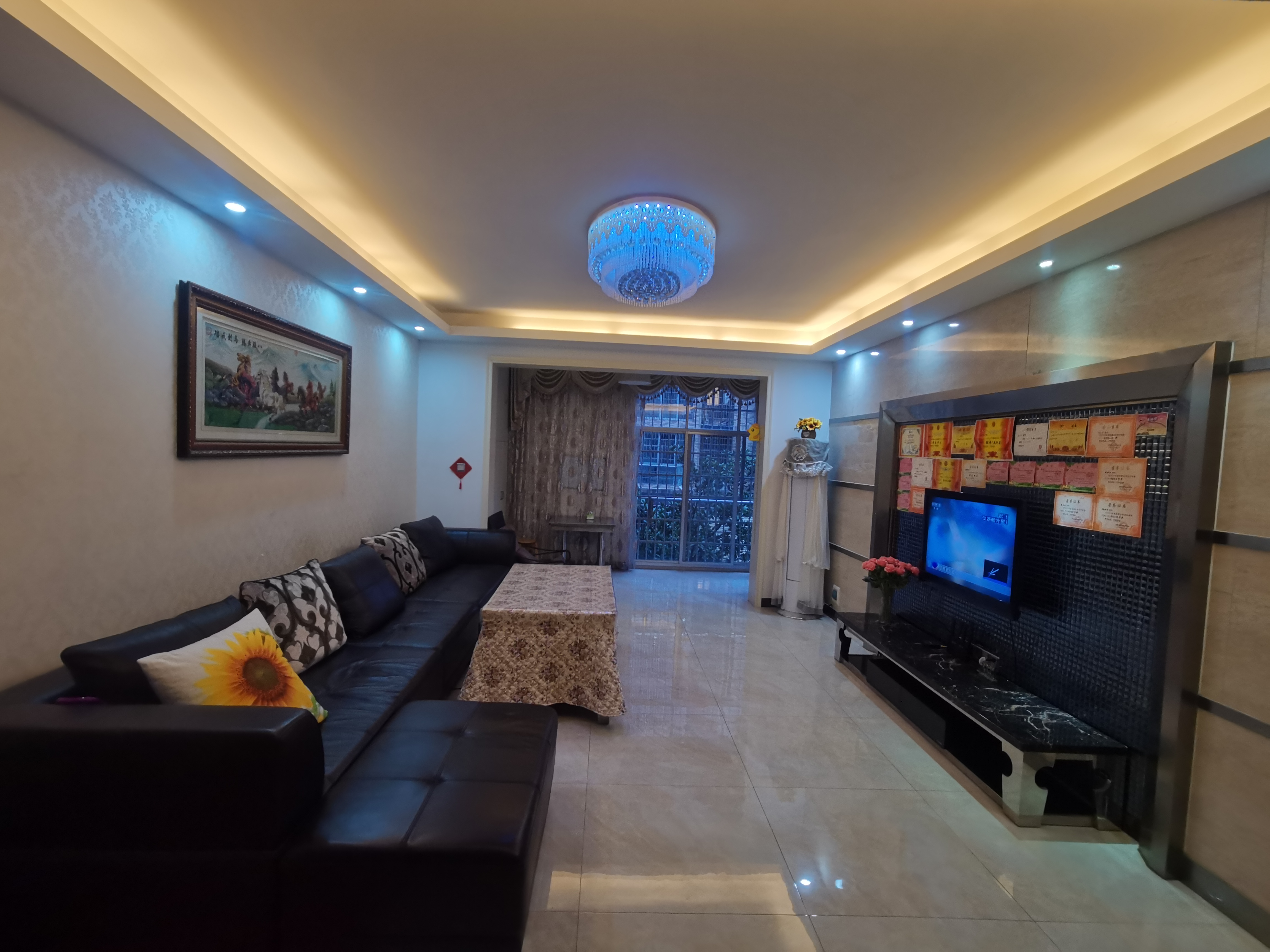 阳光一品小区  3室2厅2卫    2200.0元/月