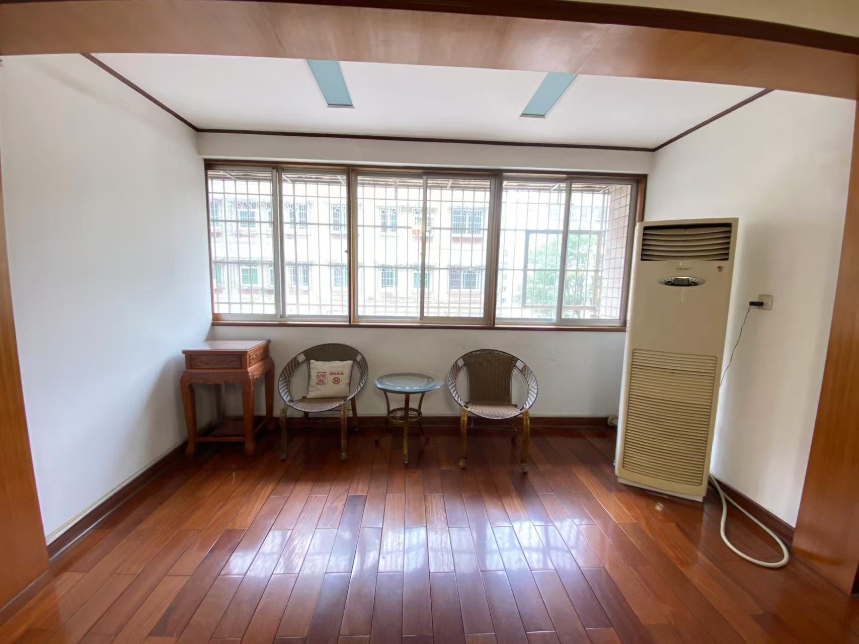 电信小区泰山花园 4室2厅2卫 1500.0元/月 电信小区泰山花园 4室2厅2卫 1500.0元/月室内图