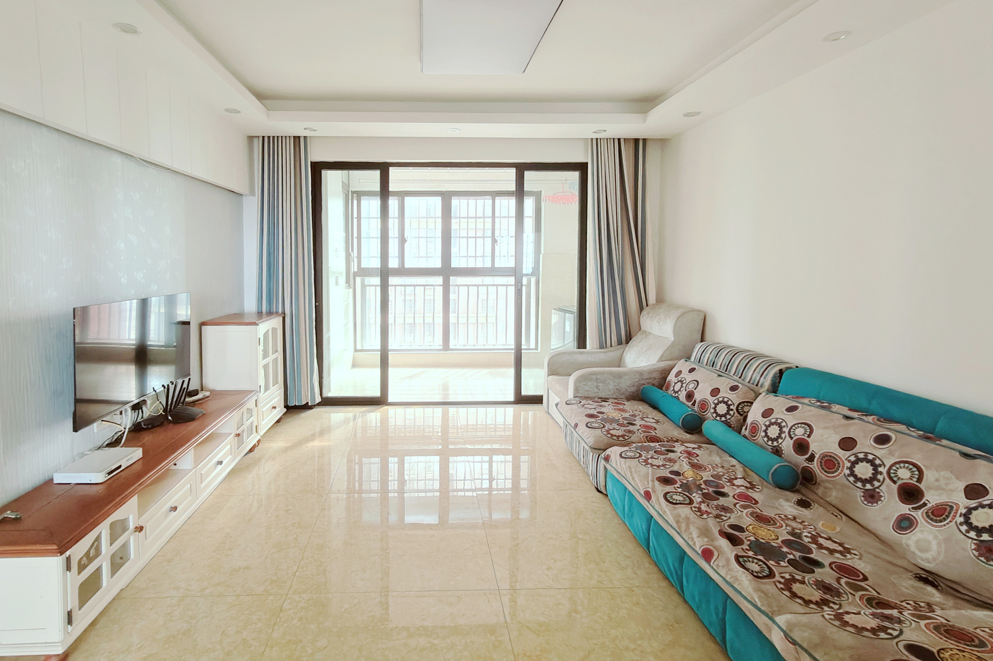 新城国际花都 3室2厅1卫 51.0万 新城国际花都 3室2厅1卫 51.0万客厅