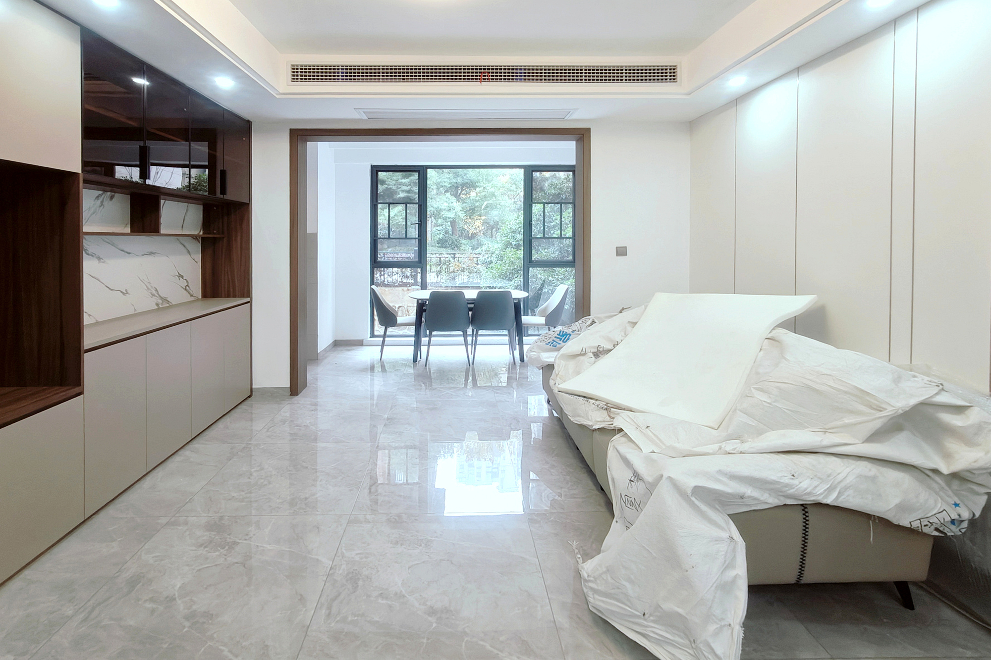 澳海月亮湾 3室2厅1卫 138.0万 澳海月亮湾 3室2厅1卫 138.0万客厅