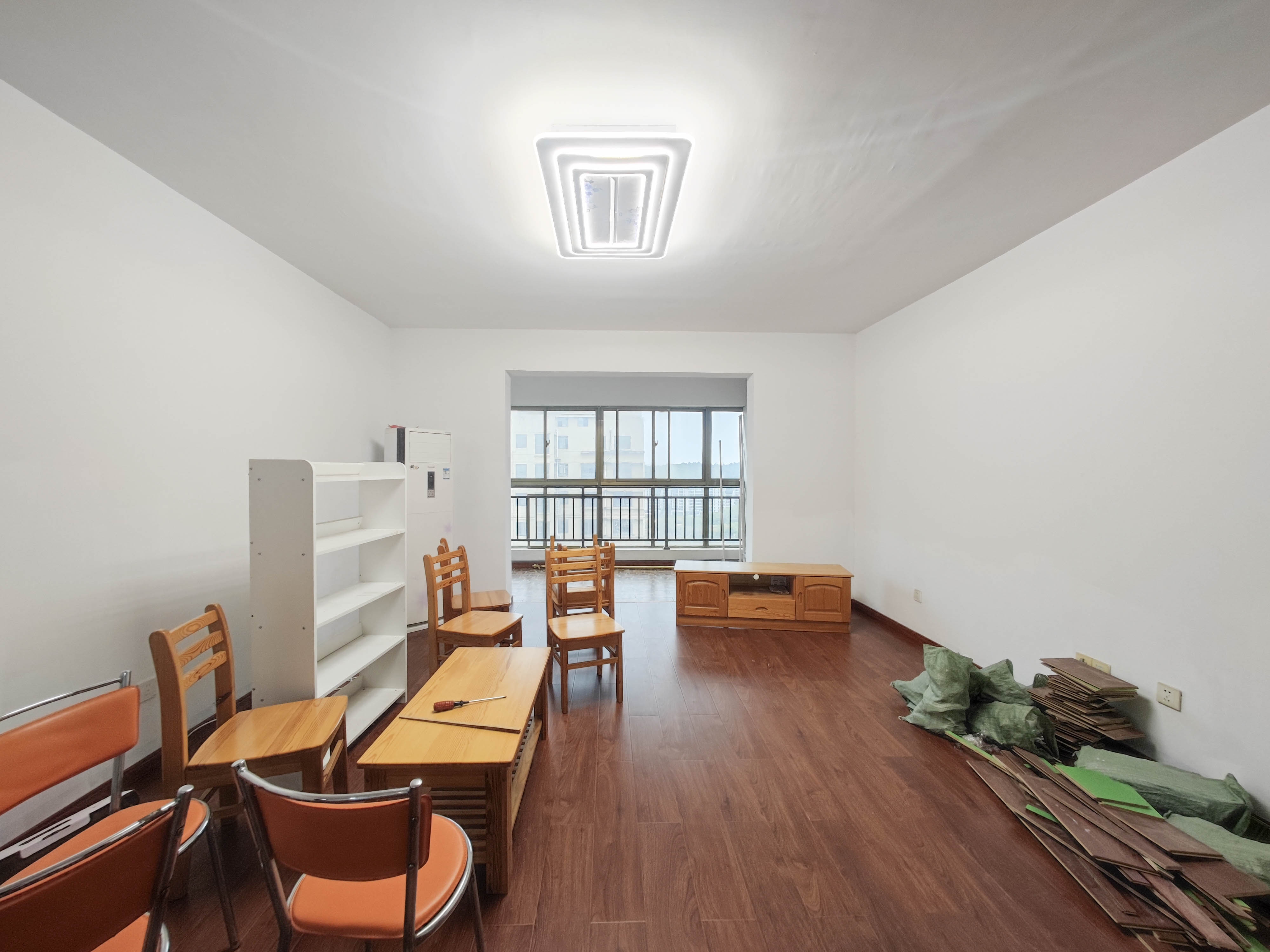 中天瑞景 5室2厅2卫 135.0万 中天瑞景 5室2厅2卫 135.0万客厅