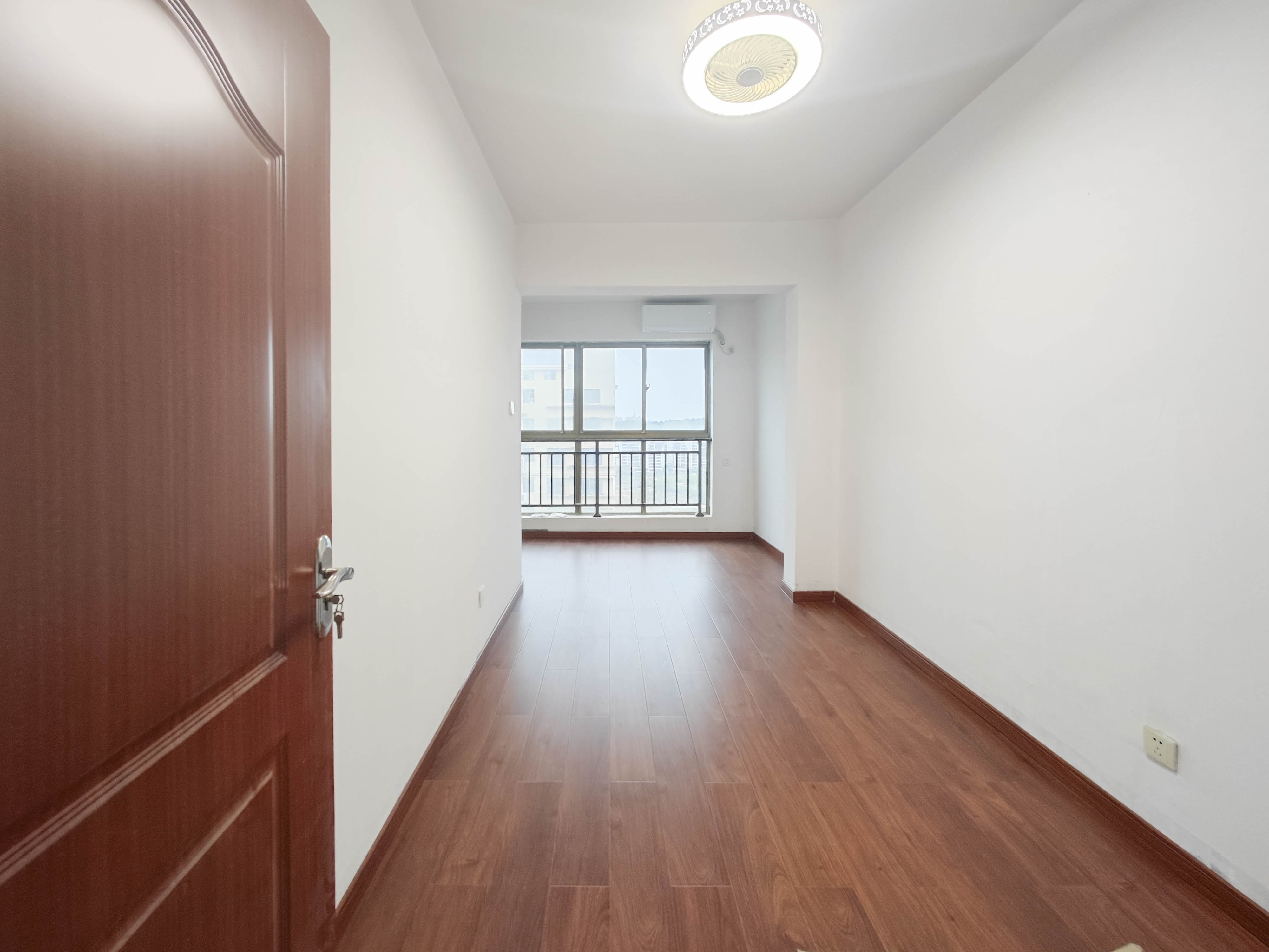 中天瑞景 5室2厅2卫 135.0万 中天瑞景 5室2厅2卫 135.0万卧室