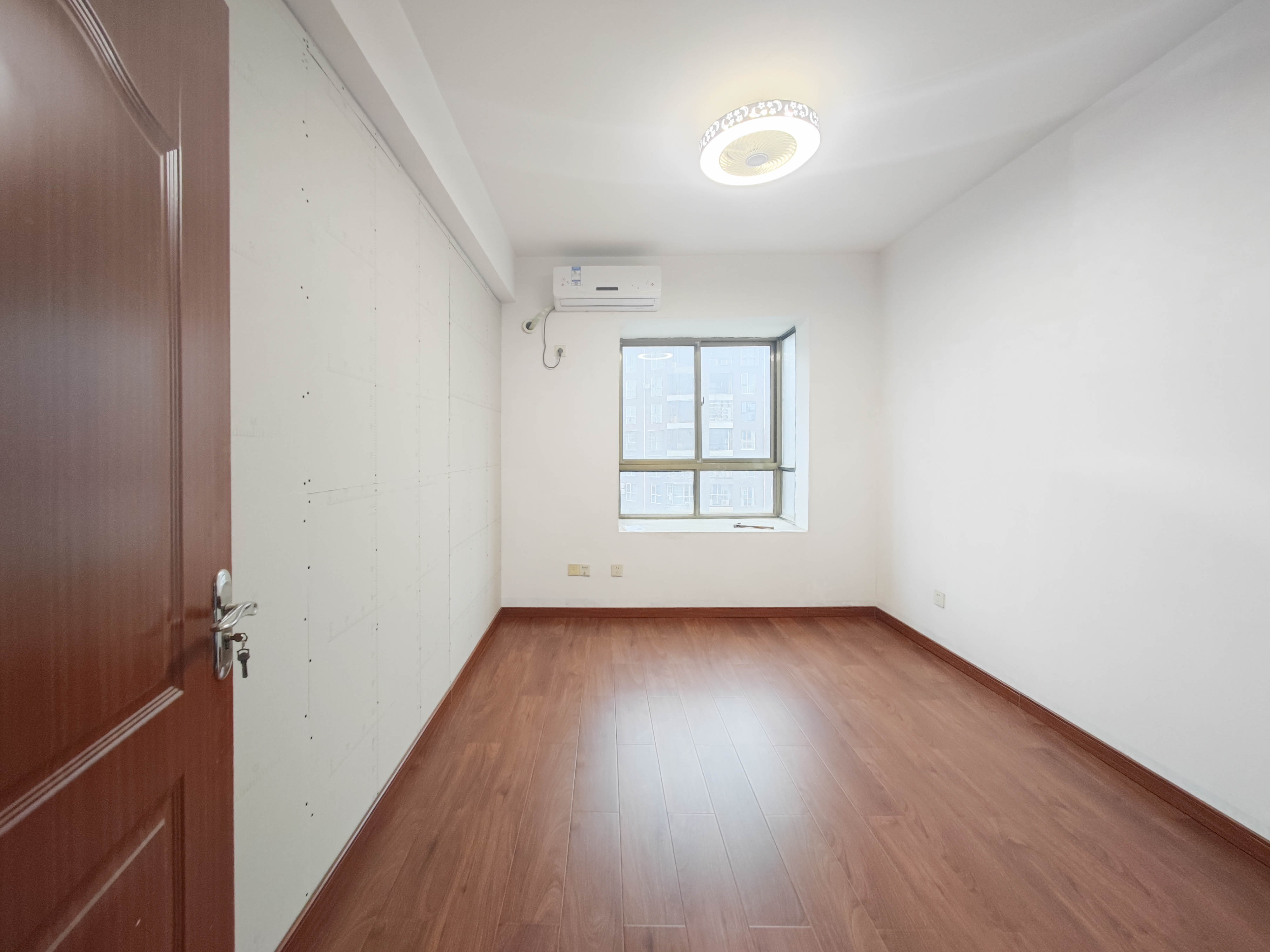 中天瑞景 5室2厅2卫 135.0万 中天瑞景 5室2厅2卫 135.0万卧室