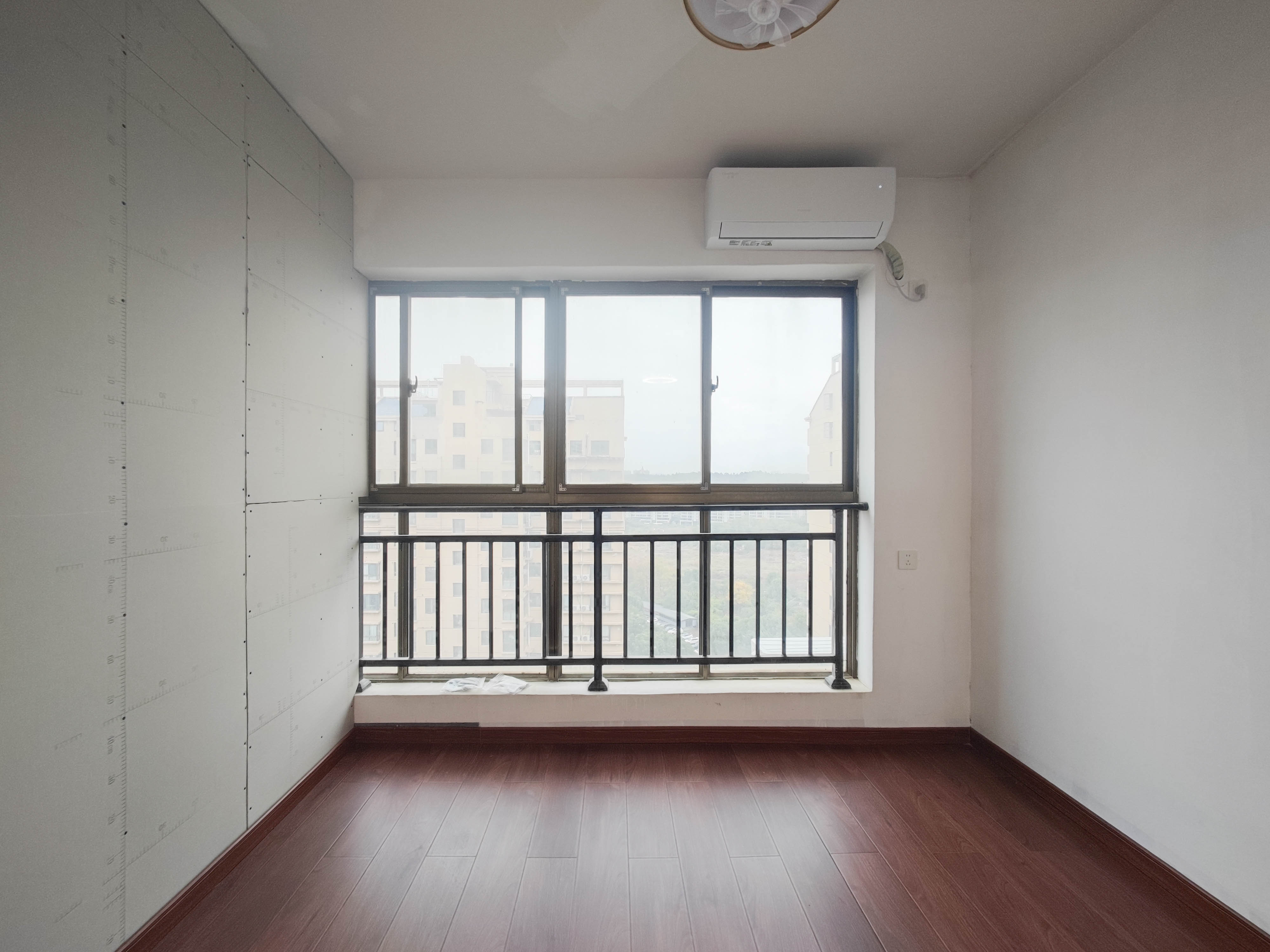 中天瑞景 5室2厅2卫 135.0万 中天瑞景 5室2厅2卫 135.0万阳台