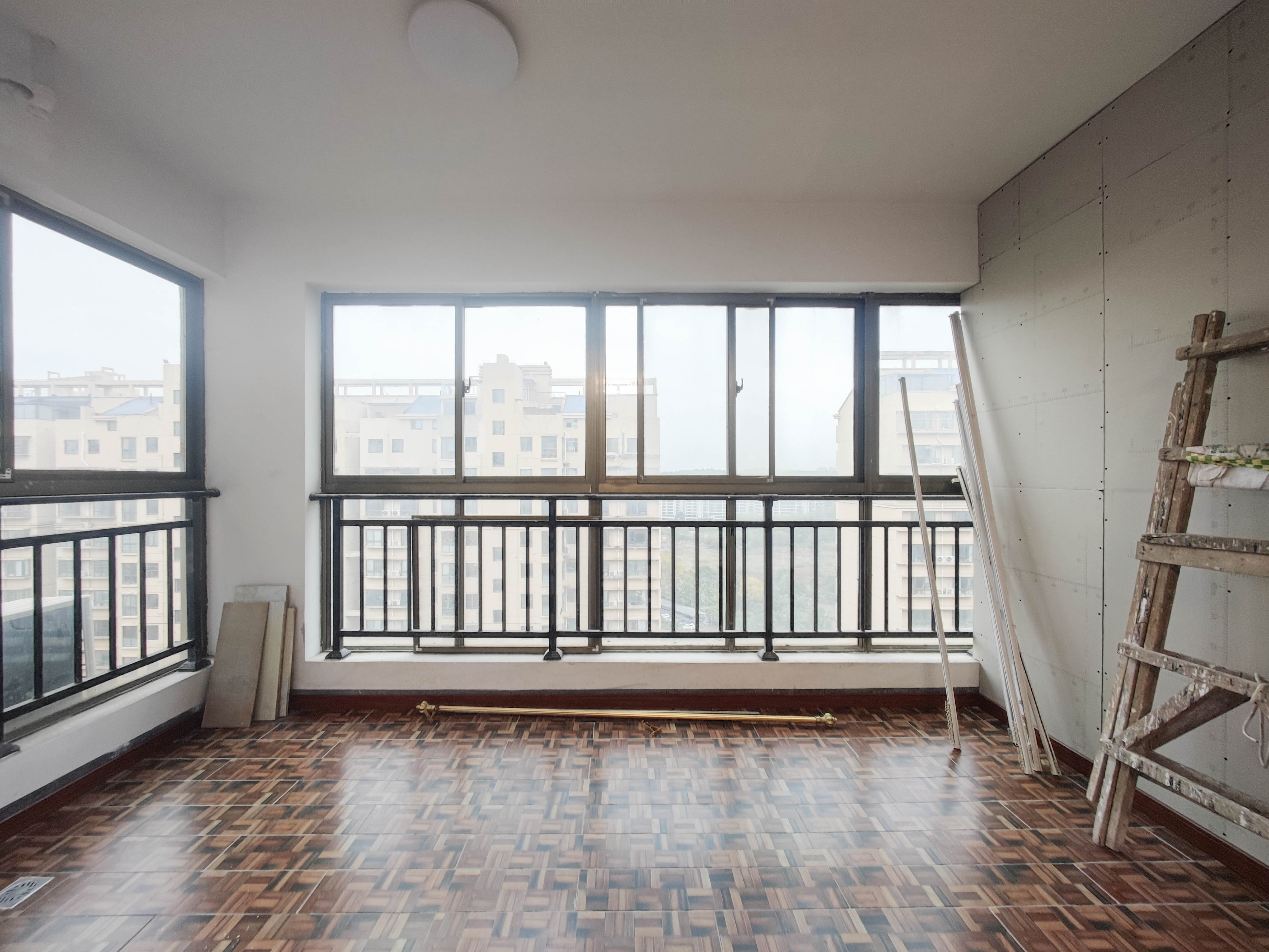 中天瑞景 5室2厅2卫 135.0万 中天瑞景 5室2厅2卫 135.0万阳台