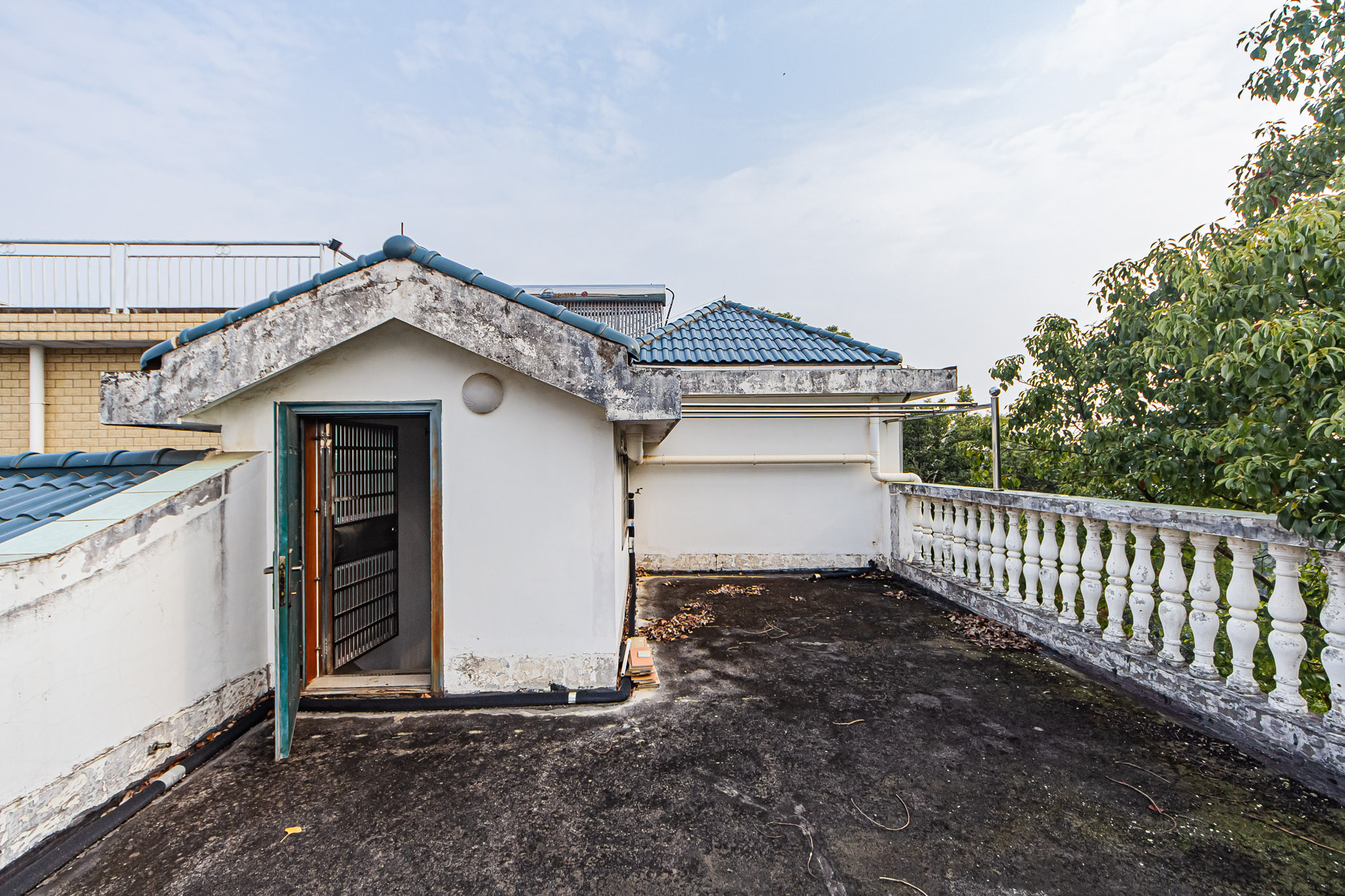 银宏小区  4室2厅3卫   210.00万阳台