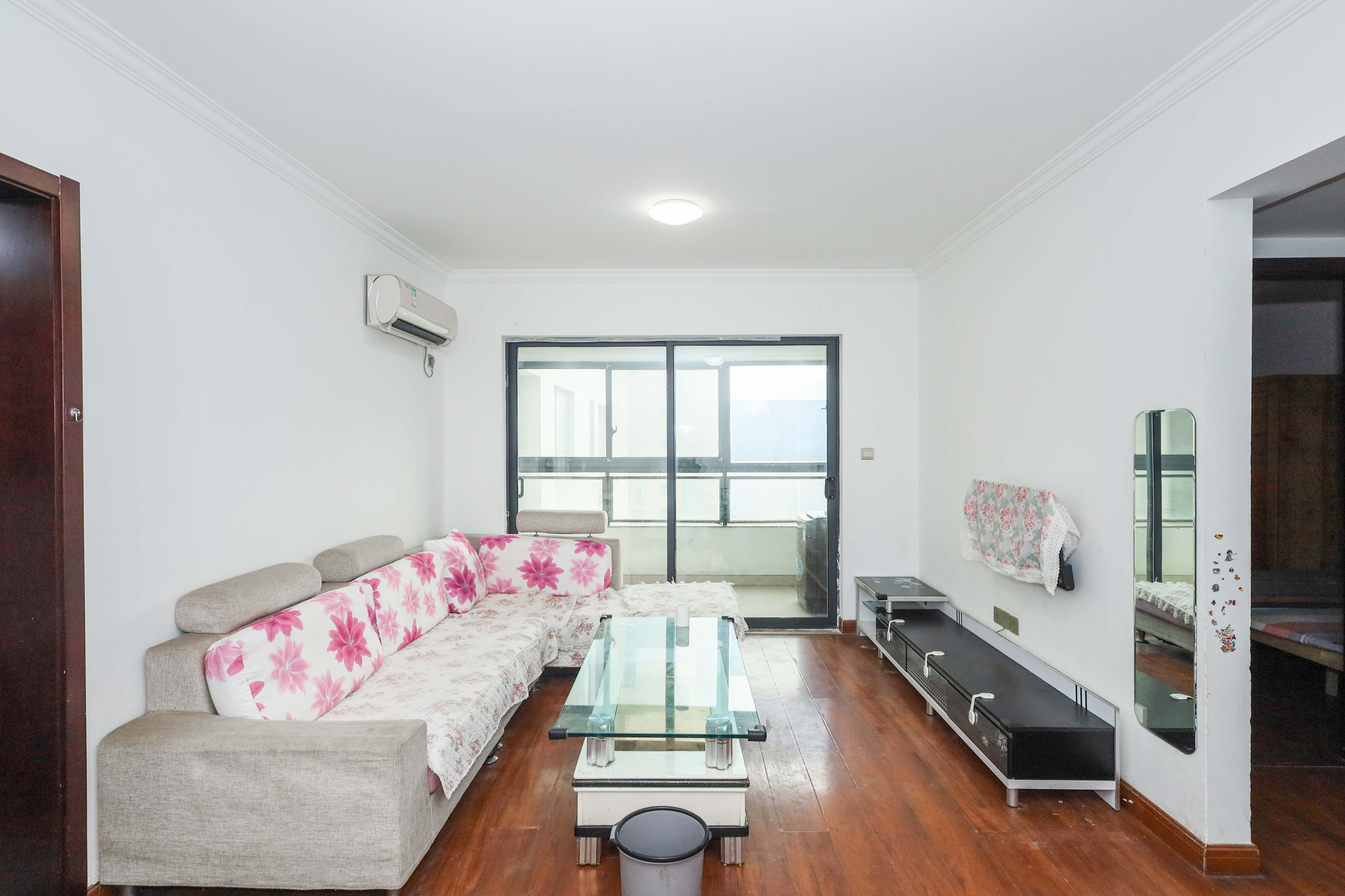 好莱城(弘德西街) 2室2厅1卫 55.0万 好莱城(弘德西街) 2室2厅1卫 55.0万客厅