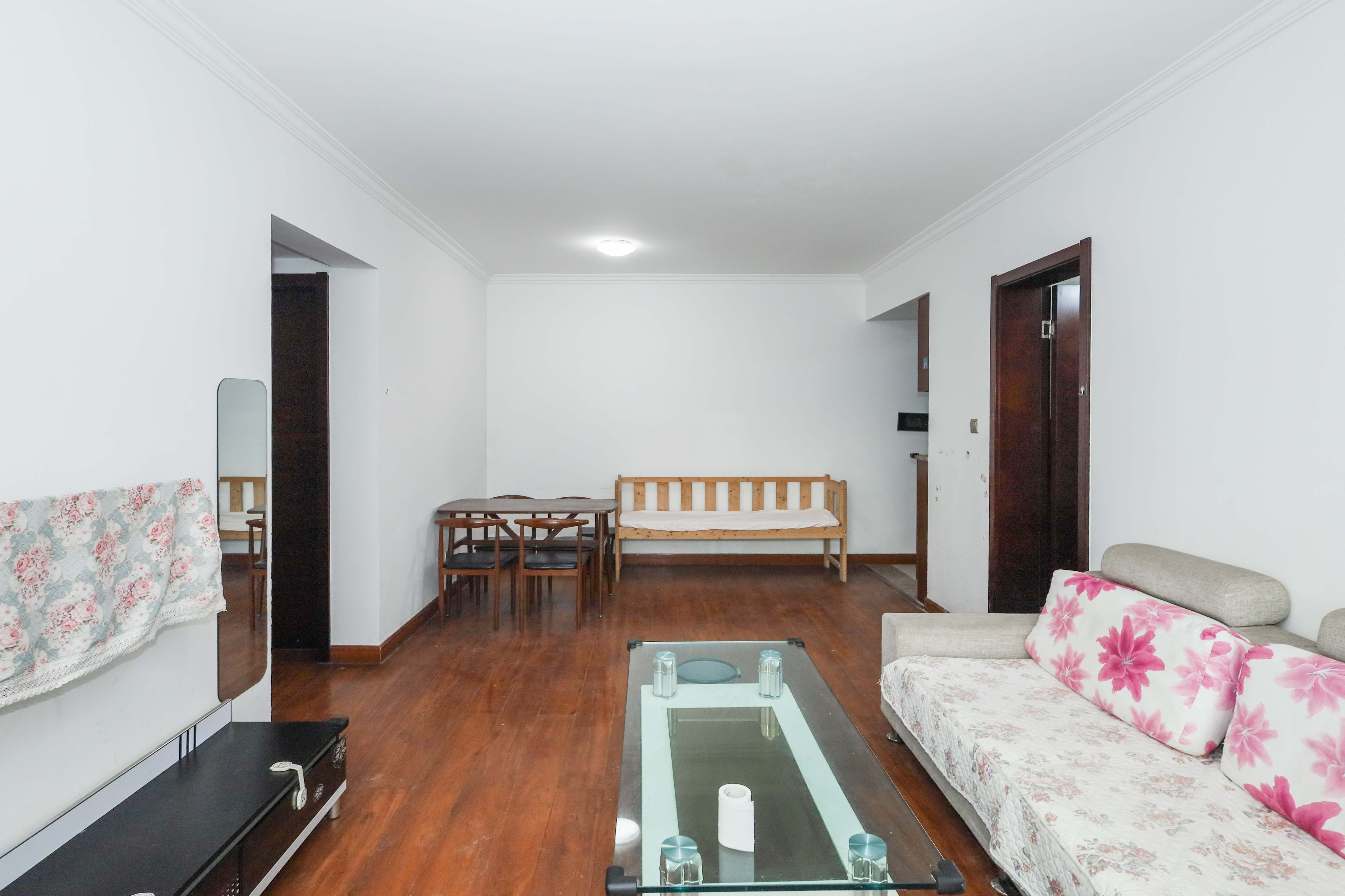 好莱城(弘德西街) 2室2厅1卫 55.0万 好莱城(弘德西街) 2室2厅1卫 55.0万客厅