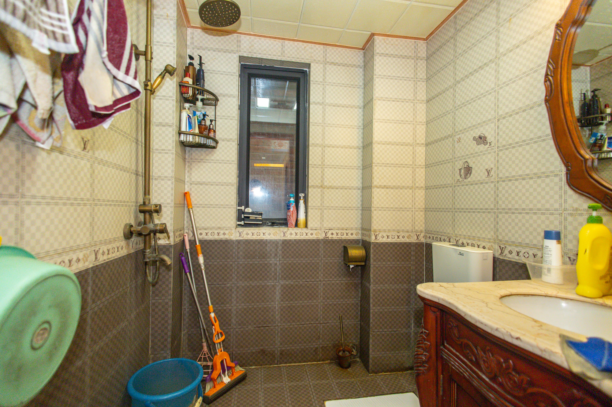 星湖湾一期洋房  5室2厅2卫    248.0万卫生间