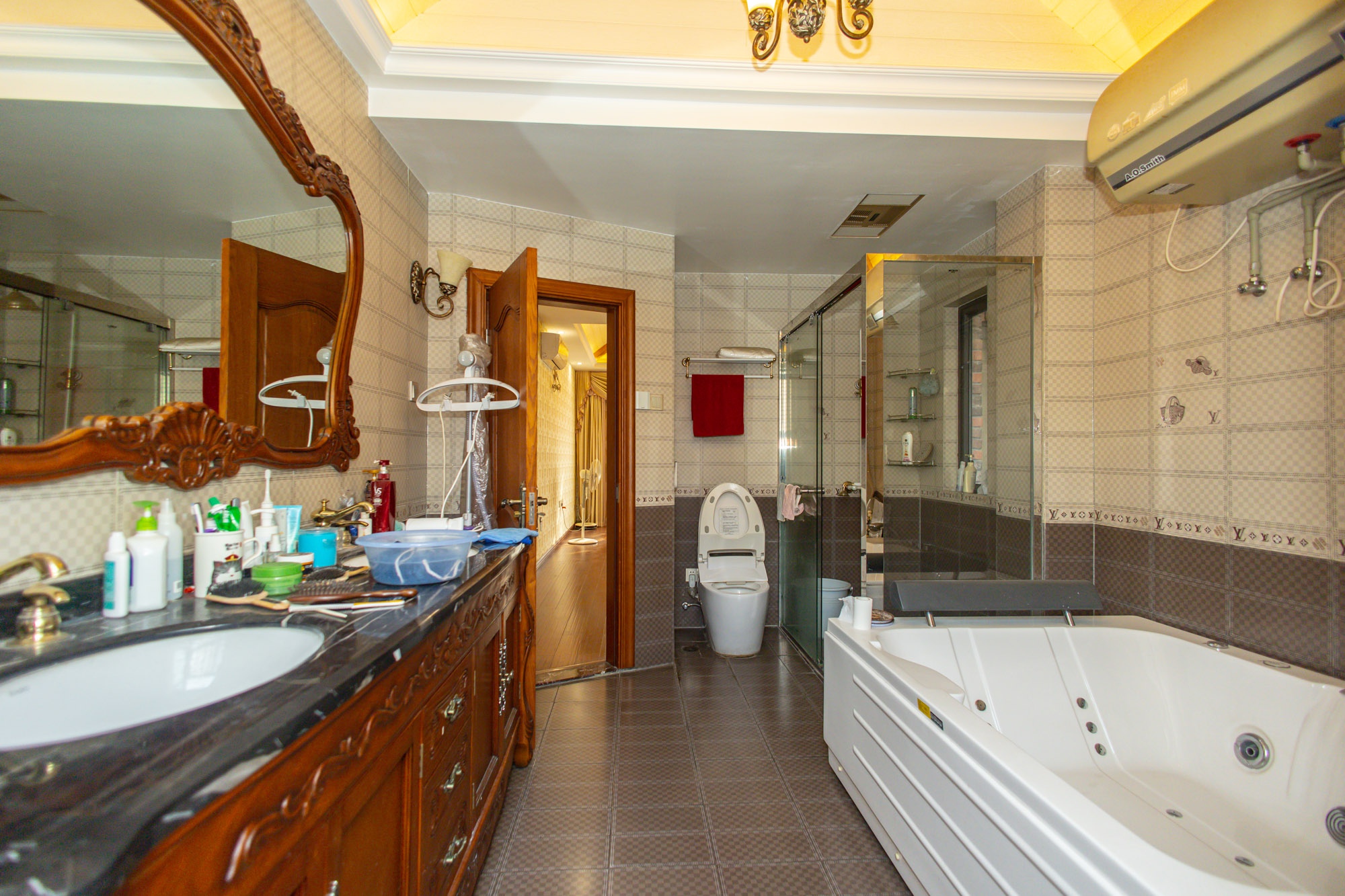 星湖湾一期洋房  5室2厅2卫    248.0万卫生间