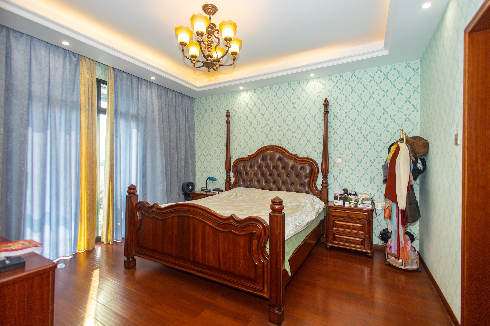 星湖湾一期洋房  5室2厅2卫    248.0万卧室