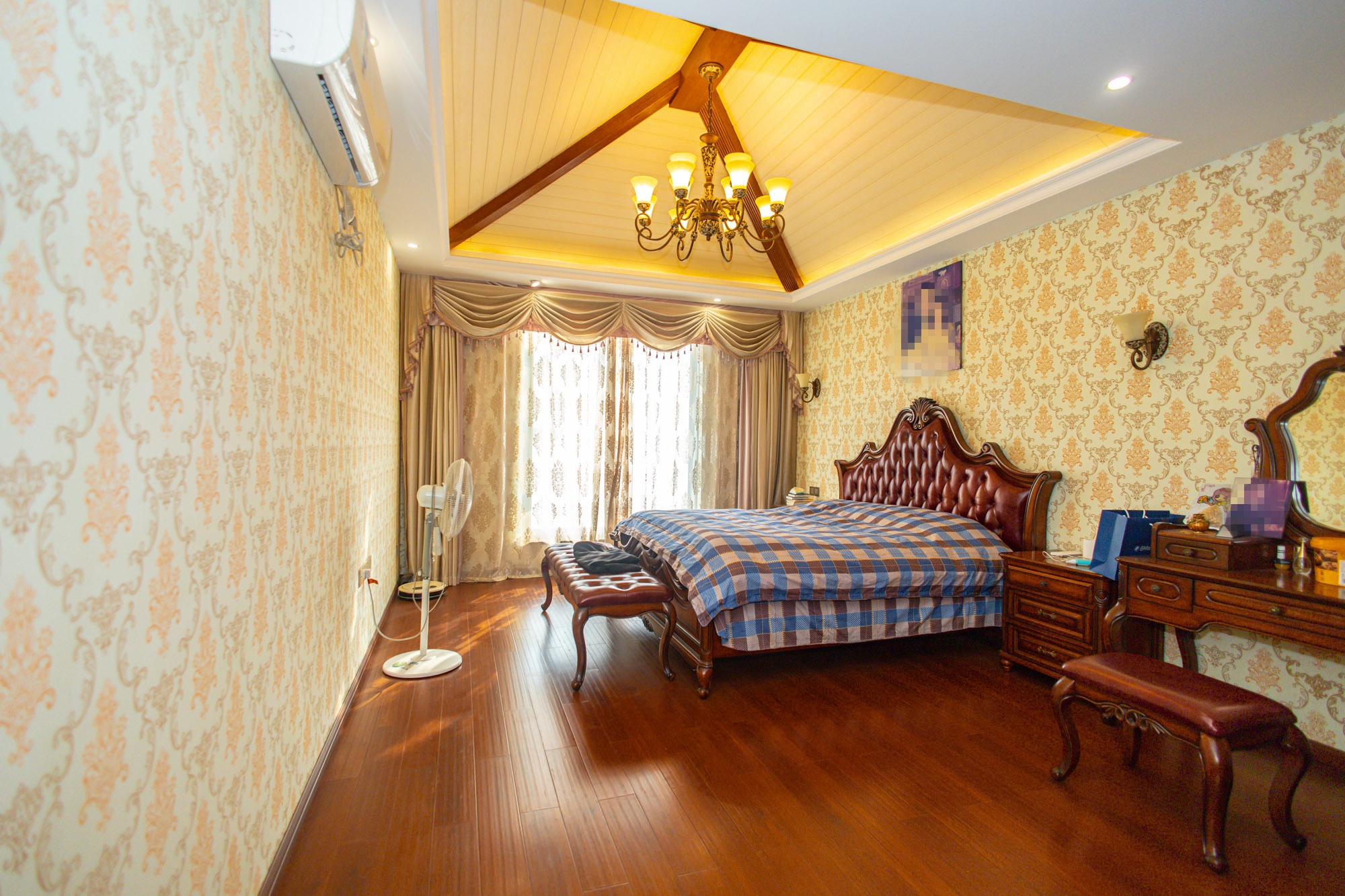 星湖湾一期洋房  5室2厅2卫    248.0万卧室