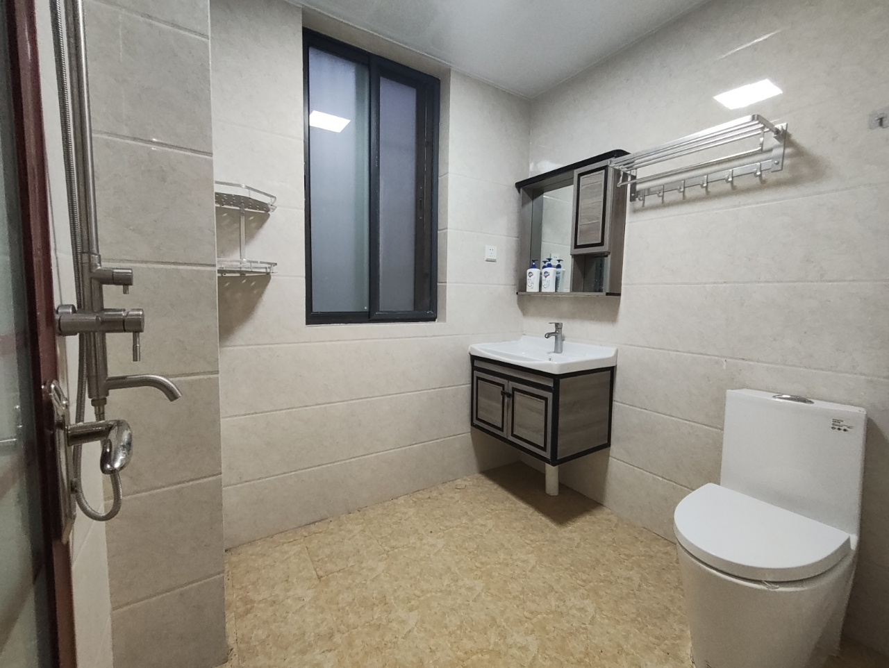 绿地海长流二期  2室2厅1卫    131.0万 绿地海长流二期  2室2厅1卫    131.0万