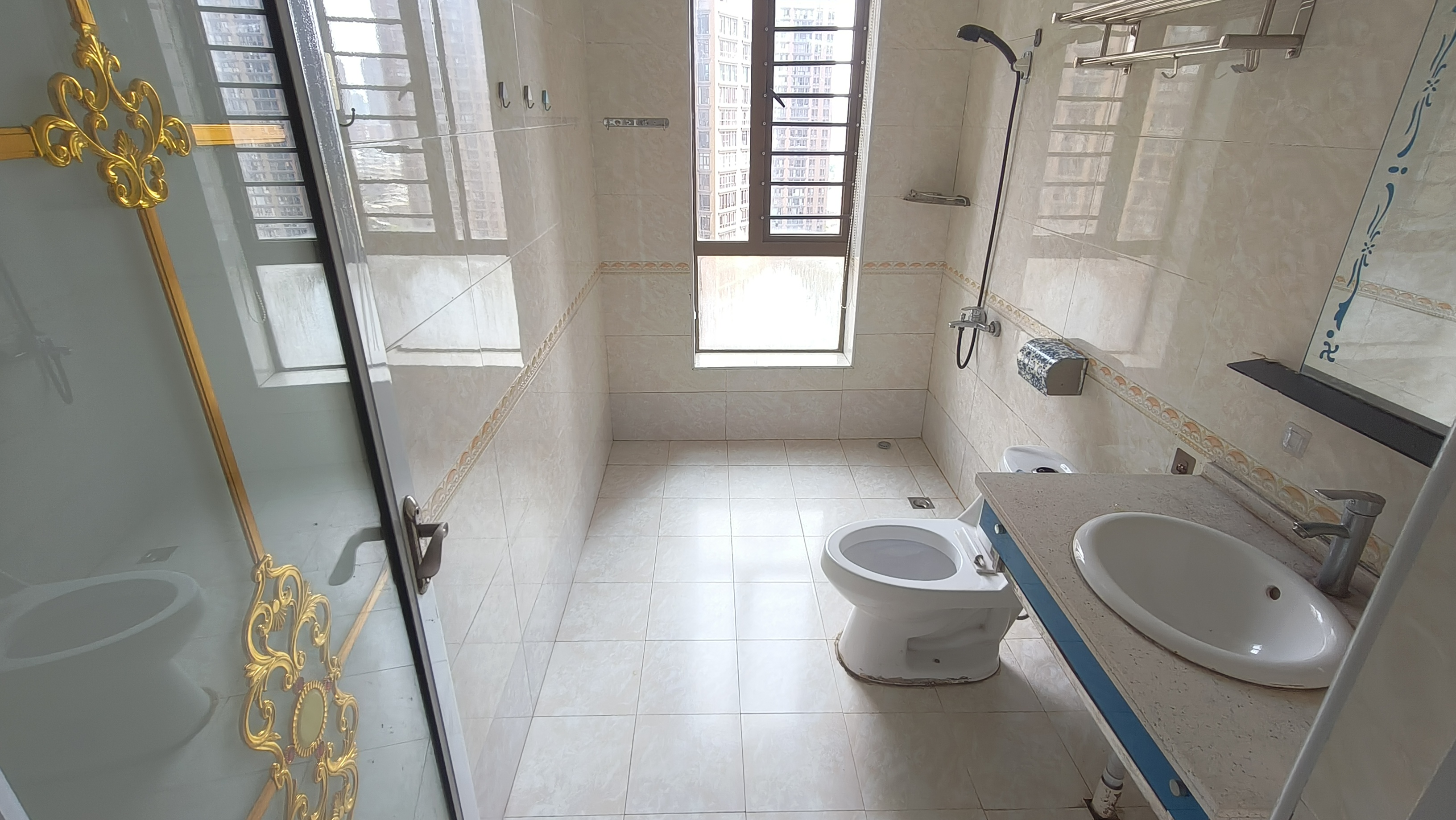 第六都(陆都小区) 4室2厅2卫 4000.0元/月 第六都(陆都小区) 4室2厅2卫 4000.0元/月室内图