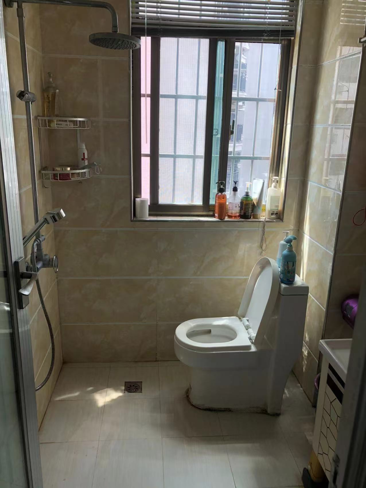 荷花新城 3室2厅1卫 1800.0元/月 荷花新城 3室2厅1卫 1800.0元/月室内图