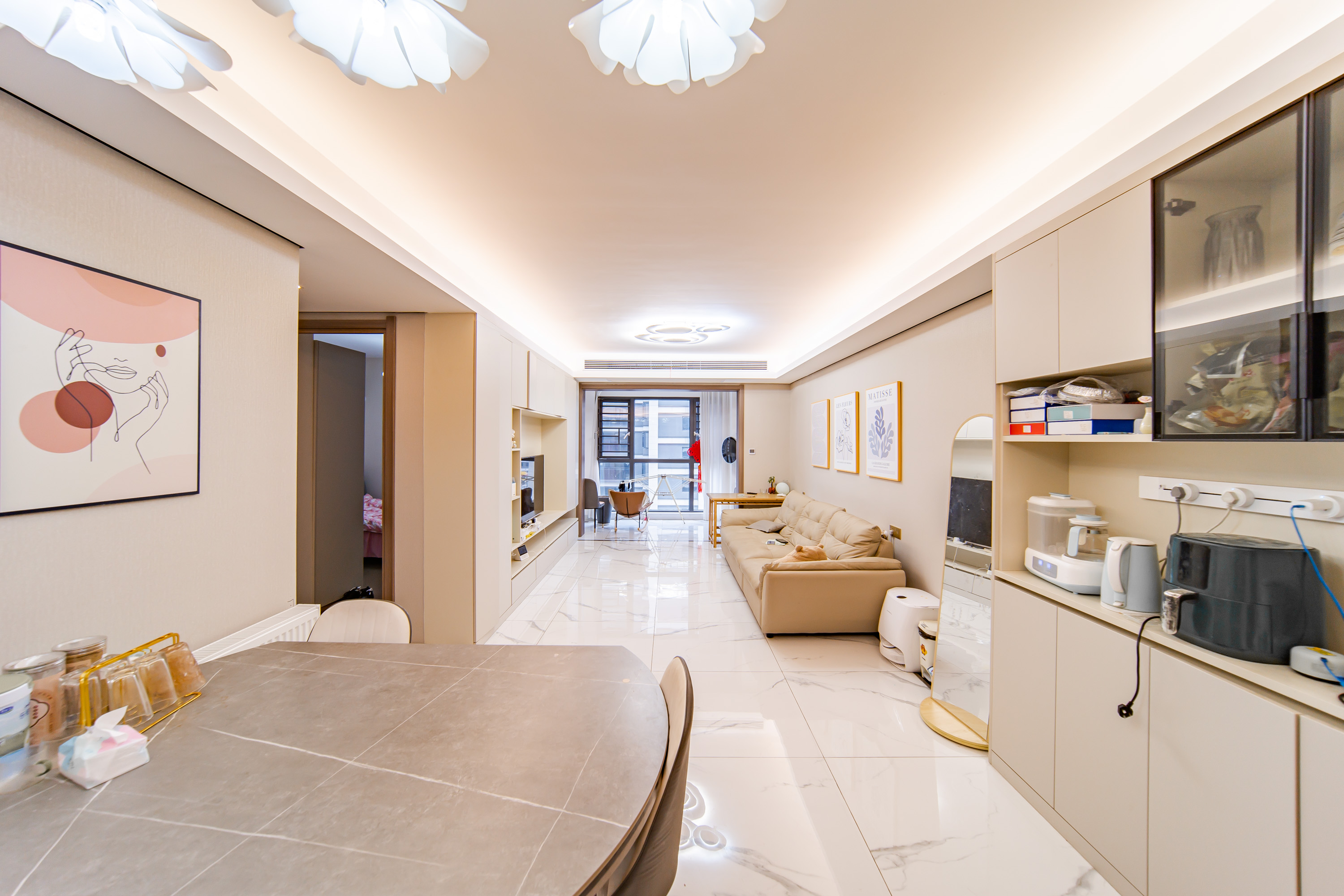 中海阅麓山二期  3室2厅2卫    158.0万 中海阅麓山二期  3室2厅2卫    158.0万客厅