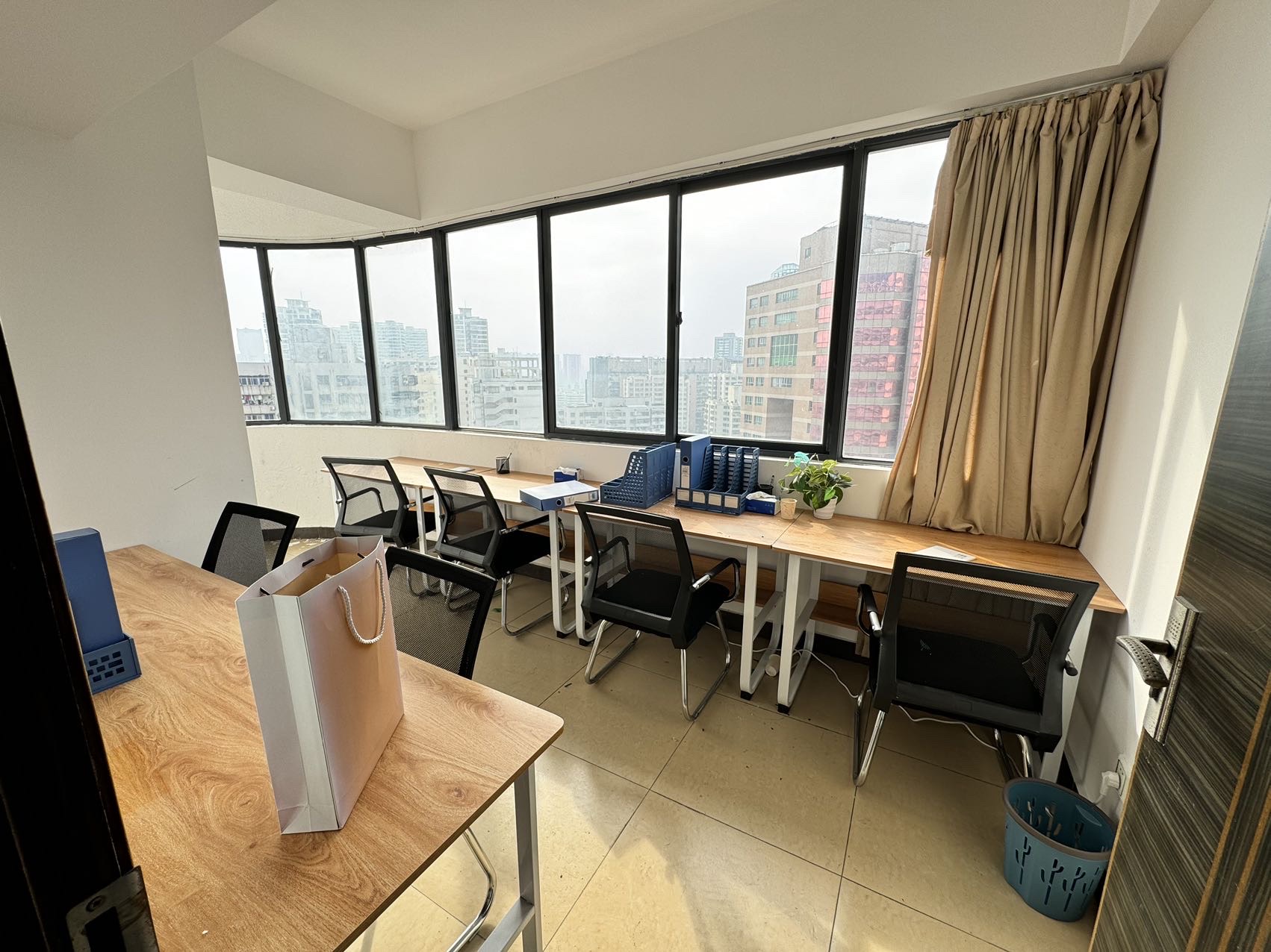 帝国大厦  2室2厅1卫    88.0万 帝国大厦  2室2厅1卫    88.0万客厅