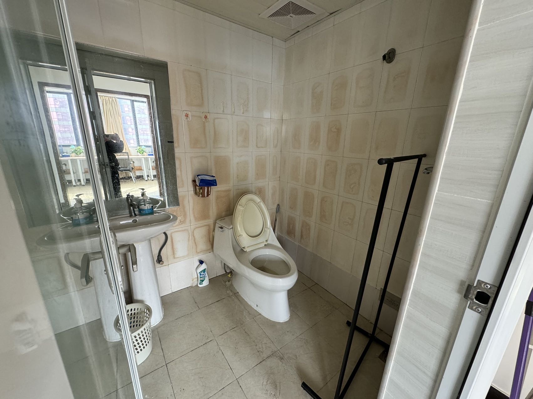 帝国大厦  2室2厅1卫    88.0万 帝国大厦  2室2厅1卫    88.0万客厅